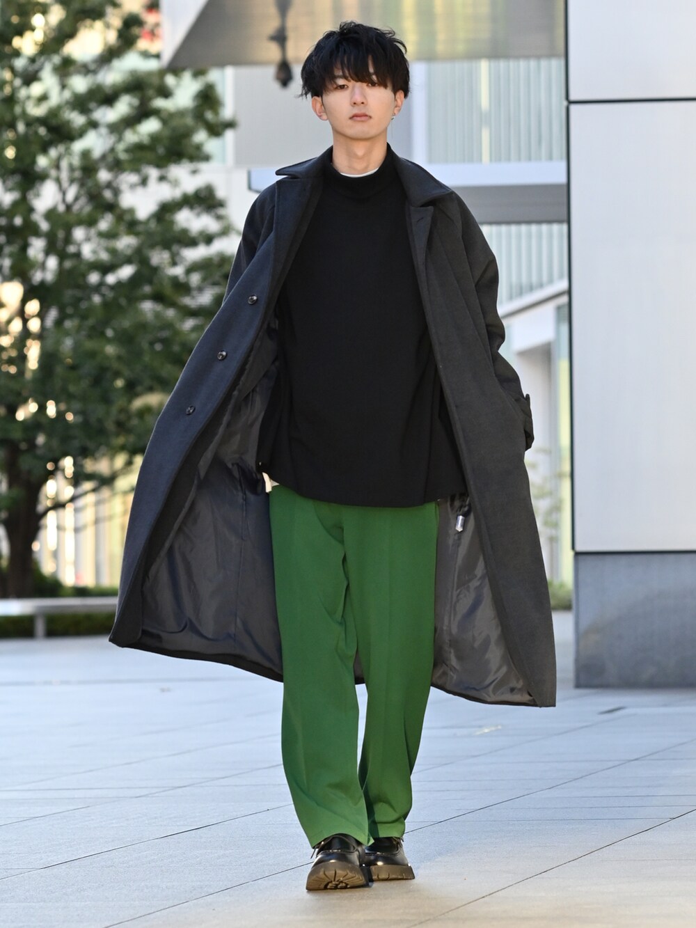 「クリスマスに着たい服、カラーパンツ、フレアパンツ、ローファー、革靴、厚底シューズ、ロングコート、大学生、初詣コーデ、グリーン、休日スタイル、休日コーデ、WEGO、タートルネック、ステンカラーコート」｜「nowmの【nowm】MELTON BAL COLLAR LONG COAT / バルカラーコート（ステンカラーコート、グレー系）」を使った、まささん（メンズ・178cm）の冬コーディネートの3枚目の写真