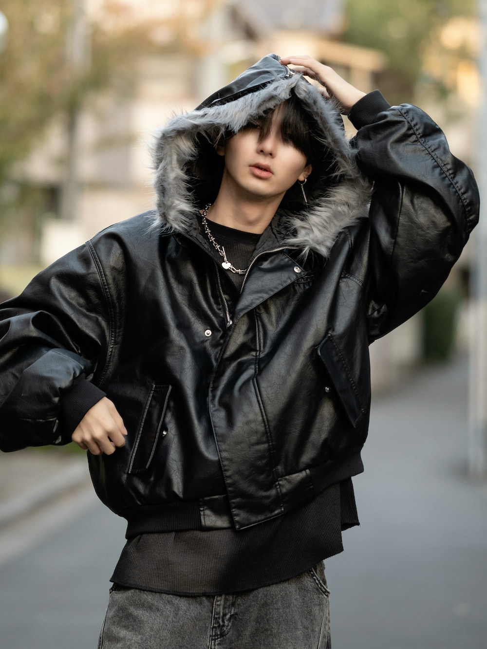 ブラック系のミリタリージャケット、ブラック系のTシャツ/カットソー、ブラック系のデニムパンツを着用したメンズの秋コーディネートの2枚目の写真