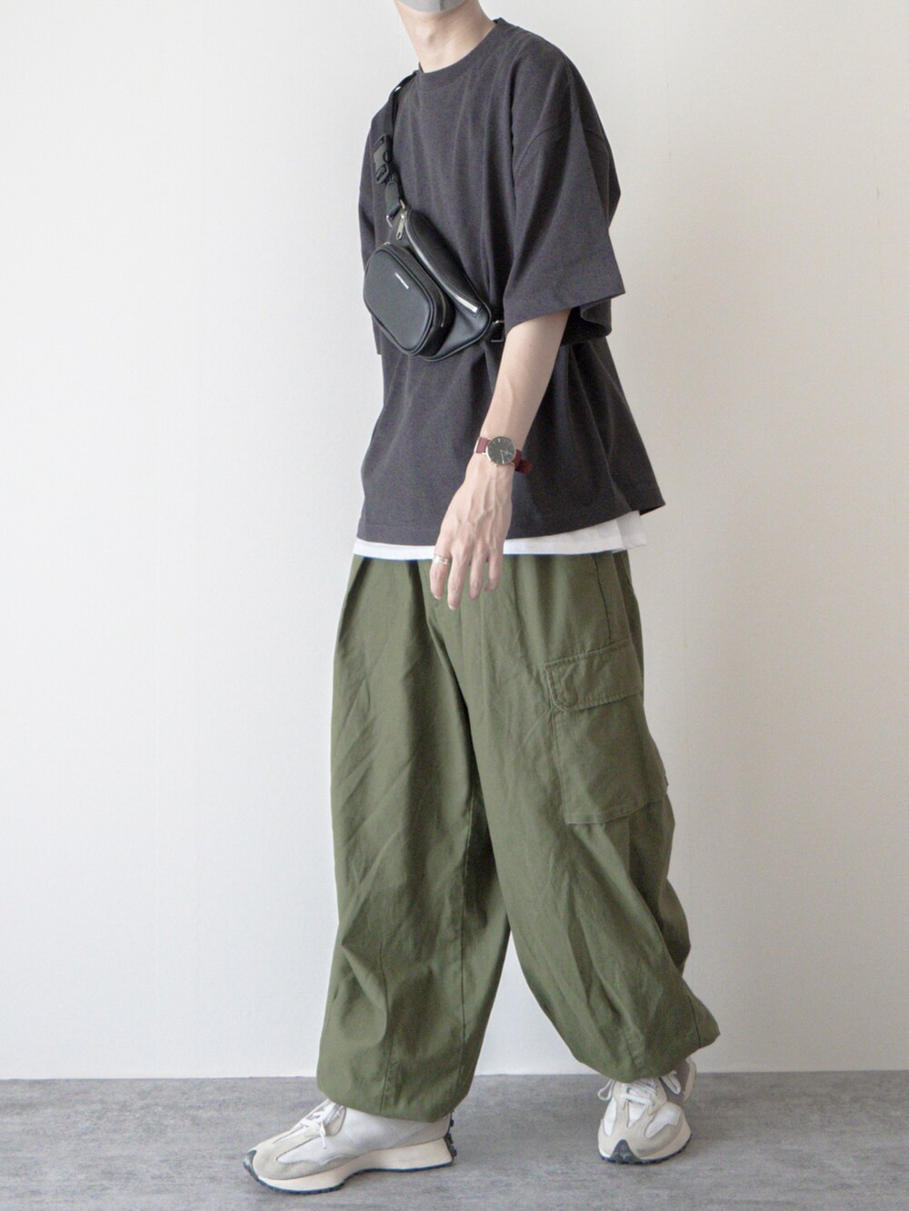 グレー系のTシャツ/カットソー、ブラック系のボディバッグ/ウエストポーチ、グリーン系のカーゴパンツを着用したメンズの夏コーディネートの2枚目の写真