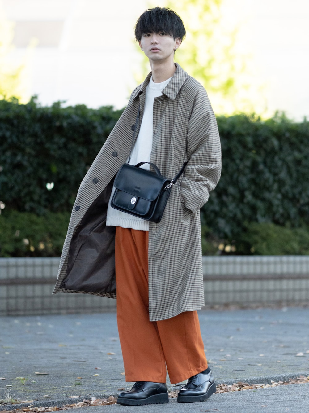 「WEARハロウィン2022、ロングコート、コート、千鳥柄、カラーコーデ、カラーパンツ、オレンジ、ワイトパンツ、ニット、ショルダーバッグ、ビッグシルエット、厚底シューズ、レイヤードスタイル、休日スタイル、きれいめカジュアル」｜「coen by Mr.SZKのルーズシルエット ステンカラーコート（ステンカラーコート、ブラウン系）」を使った、まささん（メンズ・178cm）の秋コーディネートの4枚目の写真