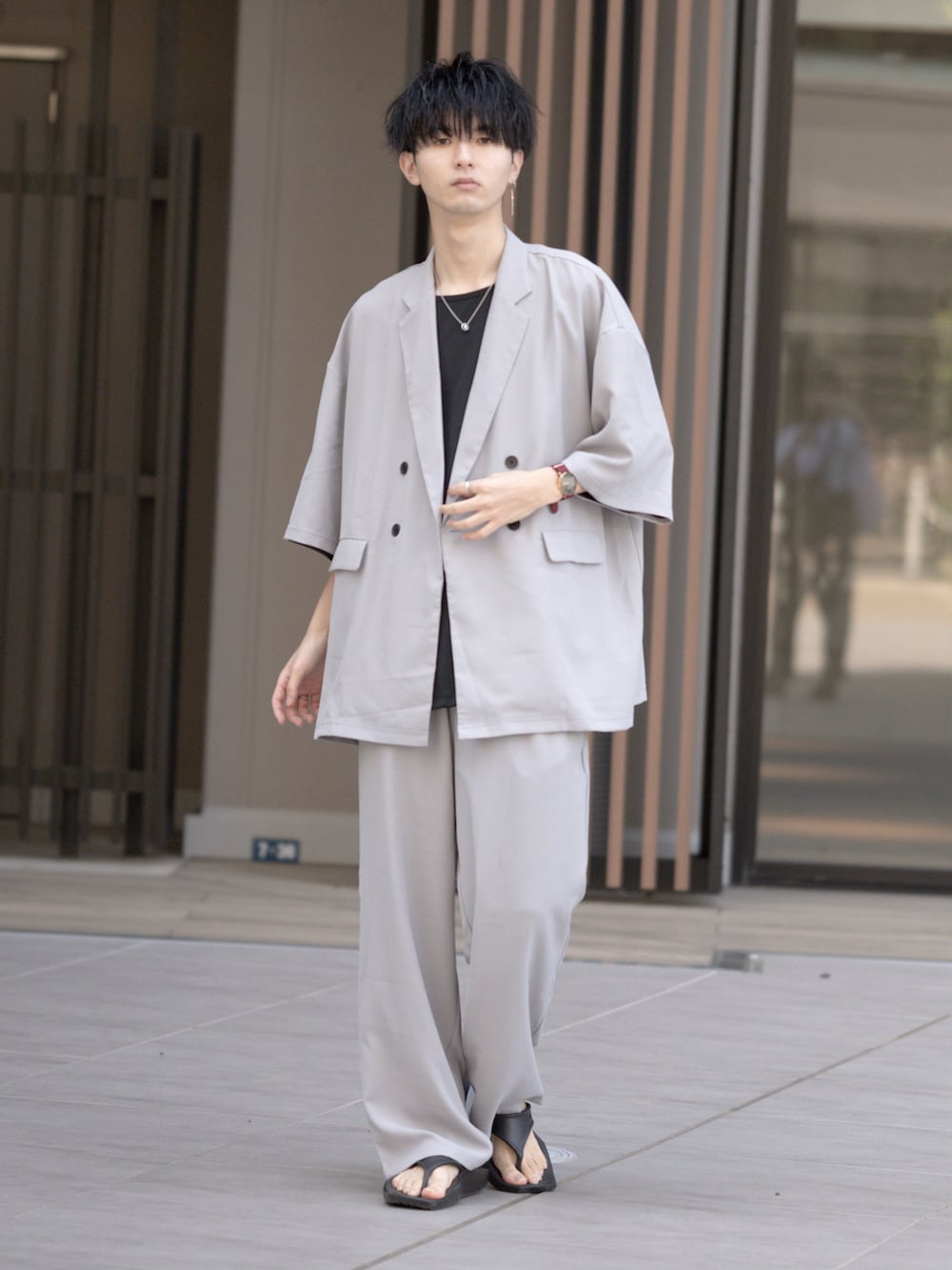 「WEARyouthコーデ、初夏コーデ、セットアップ、サンダル、モノトーン、モノトーンコーデ、大学生、ビッグシルエット、ETELIO、ワイドパンツ、プチプラ、プチプラコーデ、シンプルコーデ、きれいめカジュアル、レイヤードスタイル」｜「ETELIOの【セットアップ】リネンライクダブルテーラードシャツ+ワイドイージパンツ（セットアップ、グレー系）」を使った、まささん（メンズ・178cm）の春コーディネートの2枚目の写真