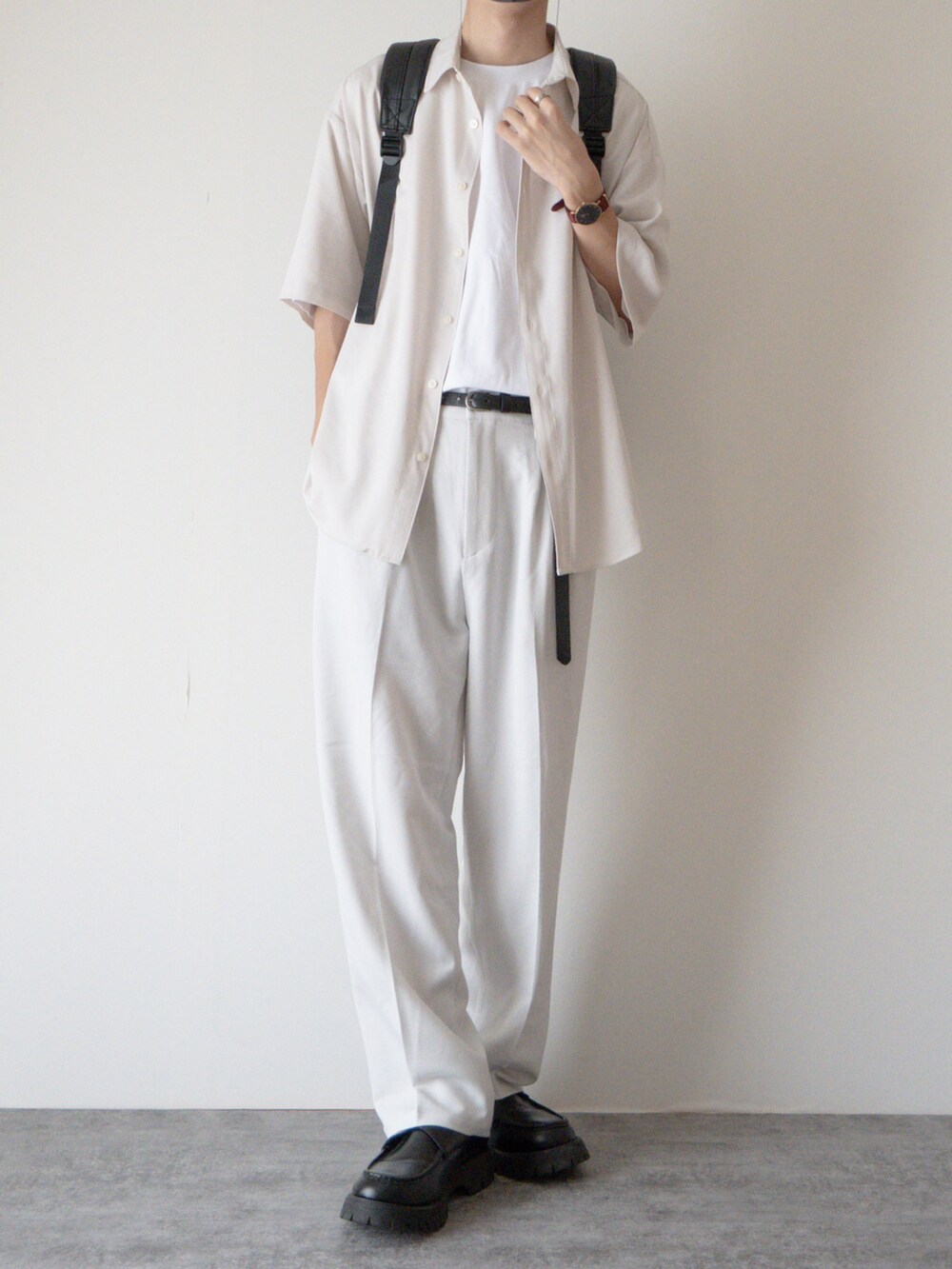 ホワイト系のシャツ/ブラウス、ブラック系のバックパック/リュック、グレー系のスラックスを着用したメンズの夏コーディネートの3枚目の写真