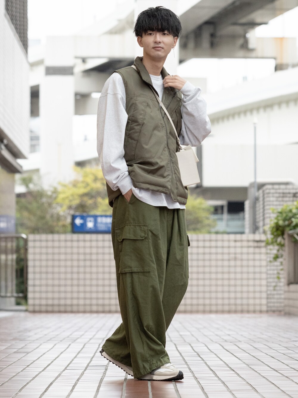 「秋ルック紹介するよ、秋コーデ、New Balance、厚底シューズ、カーゴパンツ、カーキ、ベスト、アウトドアスタイル、ビッグシルエット、ワイドパンツ、大学生、レイヤードスタイル、ゆるコーデ、ミニバッグ、オーバーサイズ」｜「RAGEBLUEの【SIGNAL SPORTS】テンジクヘビーウェイト/ビッグロンT（Tシャツ/カットソー、ホワイト系）」を使った、まささん（メンズ・178cm）の秋コーディネートの2枚目の写真