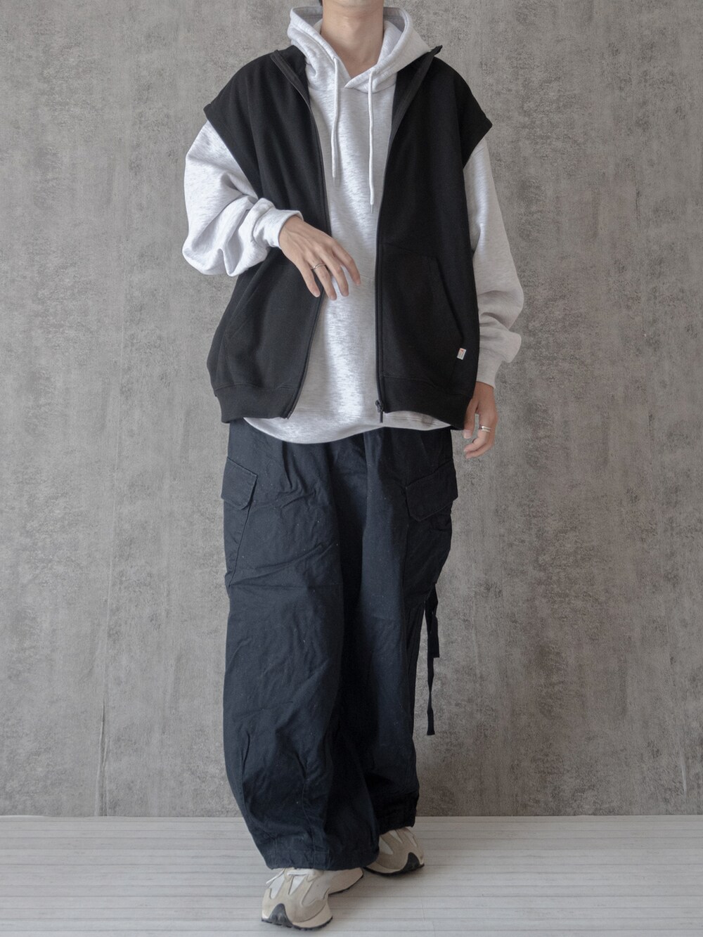 「カーゴパンツ、ビッグシルエット、パーカー、ミリタリー、ベスト、レイヤードスタイル、オーバーサイズ、ゆるコーデ、大学生、休日スタイル、アウトドアスタイル、休日コーデ、秋服準備はじめました、プチプラ、RAGEBLUE」｜「MONO-MARTのヘビーウェイト裏起毛スーパービッグシルエットカラープルオーバーパーカー（パーカー、グレー系）」を使った、まささん（メンズ・178cm）の秋コーディネートの2枚目の写真