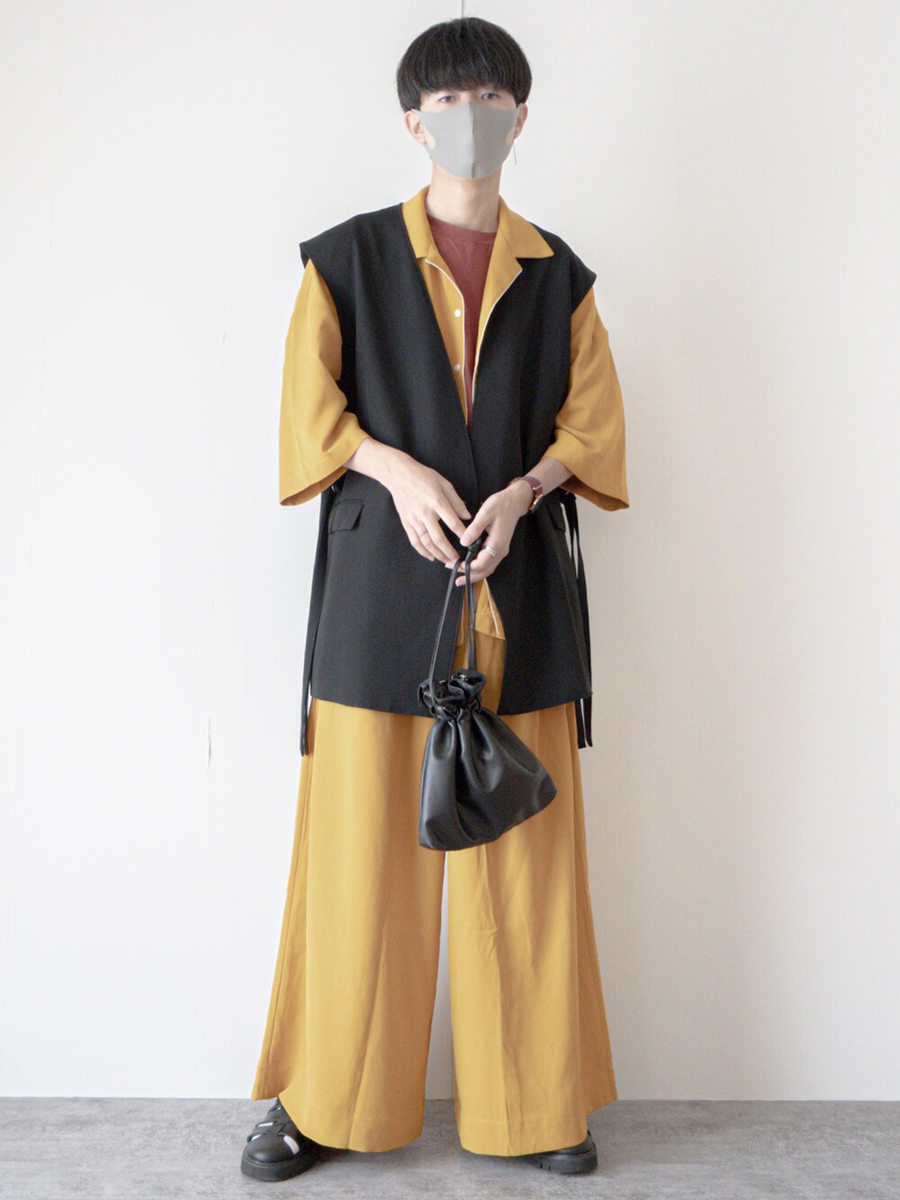 イエロー系のシャツ/ブラウス、イエロー系のその他パンツ、ブラック系のショルダーバッグを着用したメンズの夏コーディネートの2枚目の写真