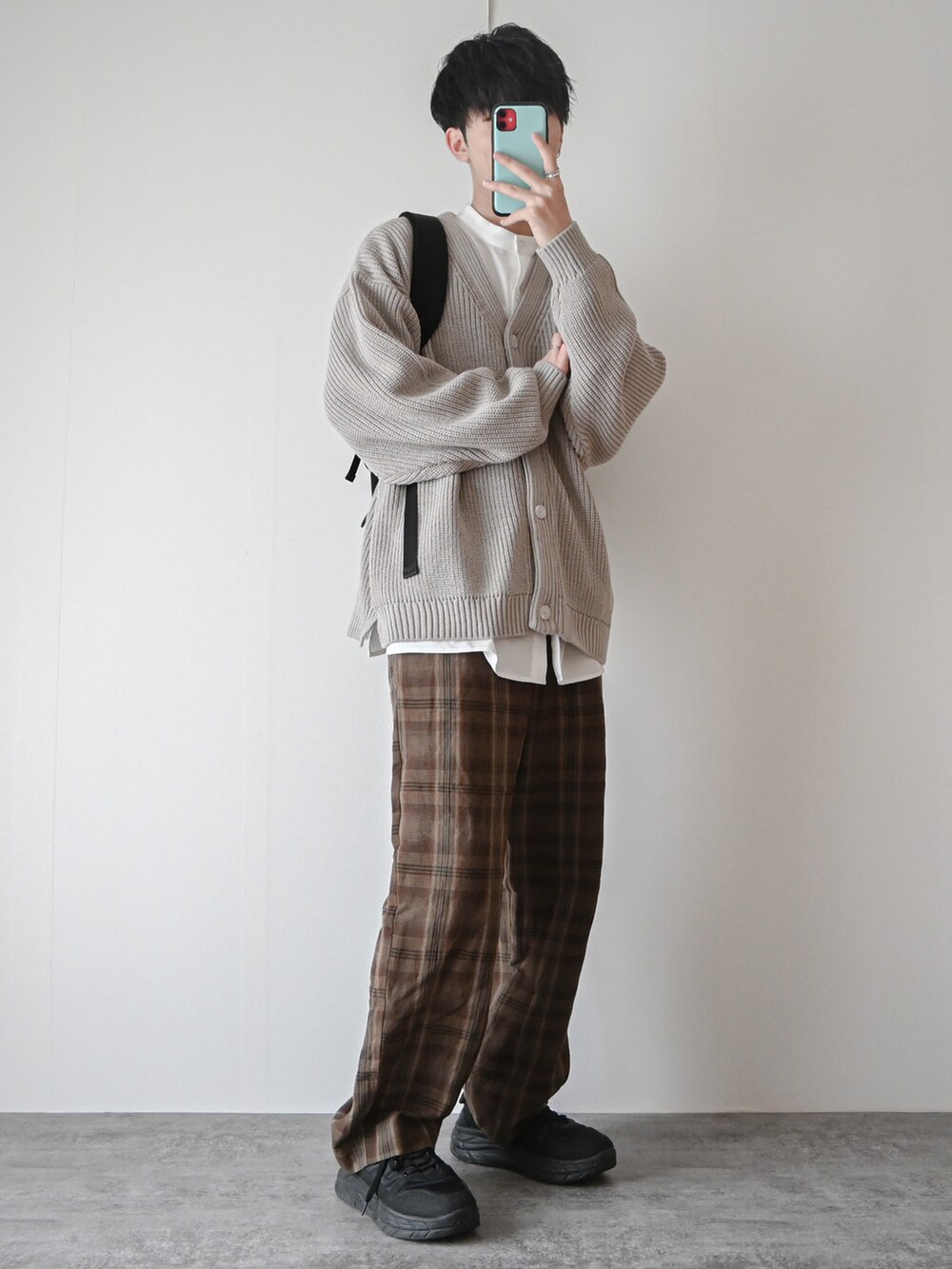 「チェックパンツ、チェック、チェック柄に恋してる、ワイドパンツ、厚底スニーカー、厚底シューズ、大学生、リュック、カーディガン、ビッグシルエット、ゆるコーデ、レイヤードスタイル、バンドカラーシャツ、春コーデ、チョコ色に染まれ」|「ASTRONOMYの畔編みルーズシルエットカーディガン(カーディガン/ボレロ、グレー系)」を使った、まささん(メンズ・178cm)の冬コーディネートの3枚目の写真