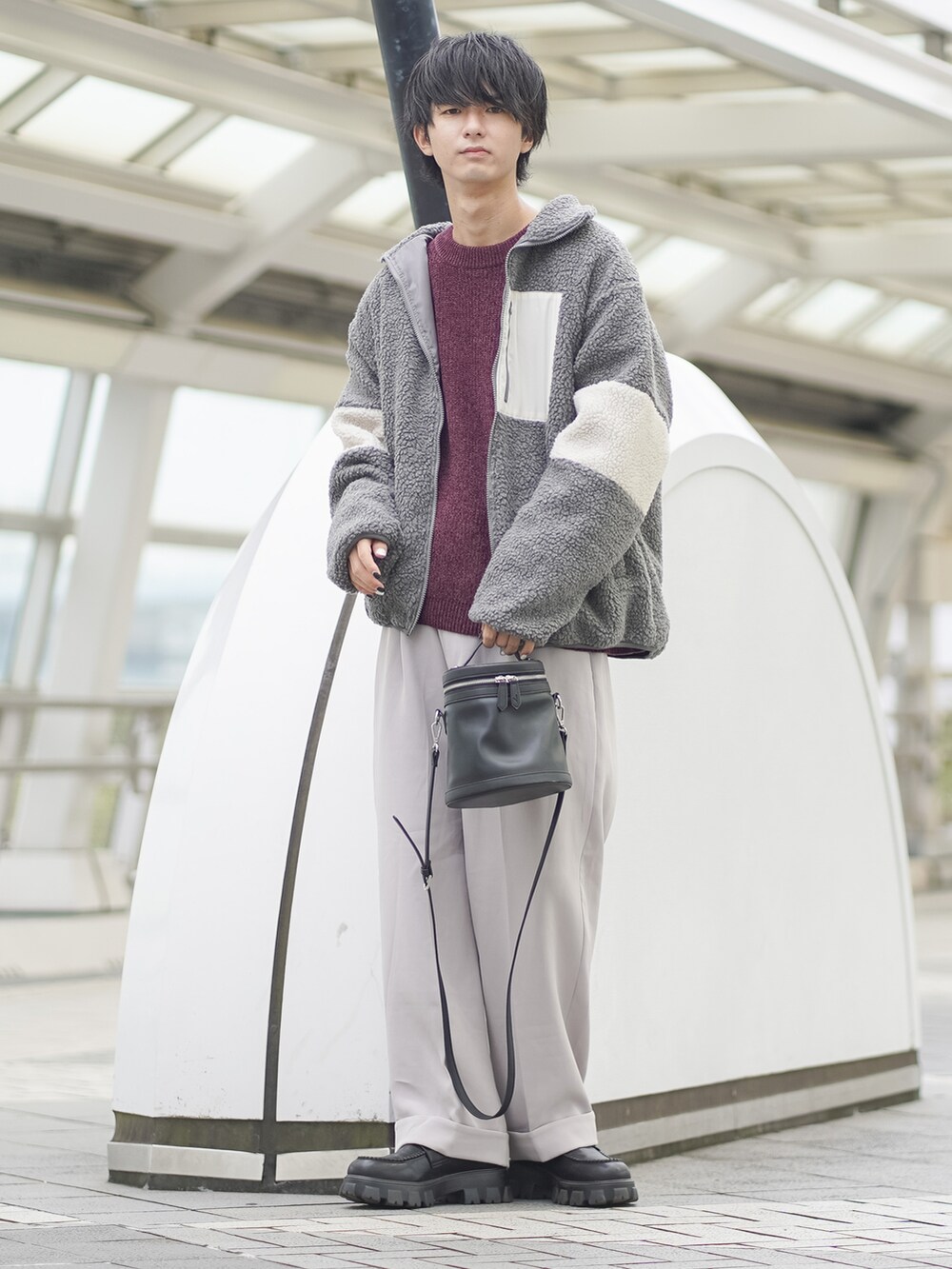 「ファッションを楽しもう、WEARyouthコーデ、ボア、ボアジャケット、レイヤードスタイル、ビッグシルエット、冬コーデ、スラックス、ショルダーバッグ、ワイドパンツ、ローファー、厚底シューズ、大学生、マイベストコーデ2023、クリスマスに着たい服」｜「ETELIOのルーズシルエットモールヤーンクルーネックニット（ニット/セーター、レッド系）」を使った、まささん（メンズ・178cm）の秋コーディネートの2枚目の写真