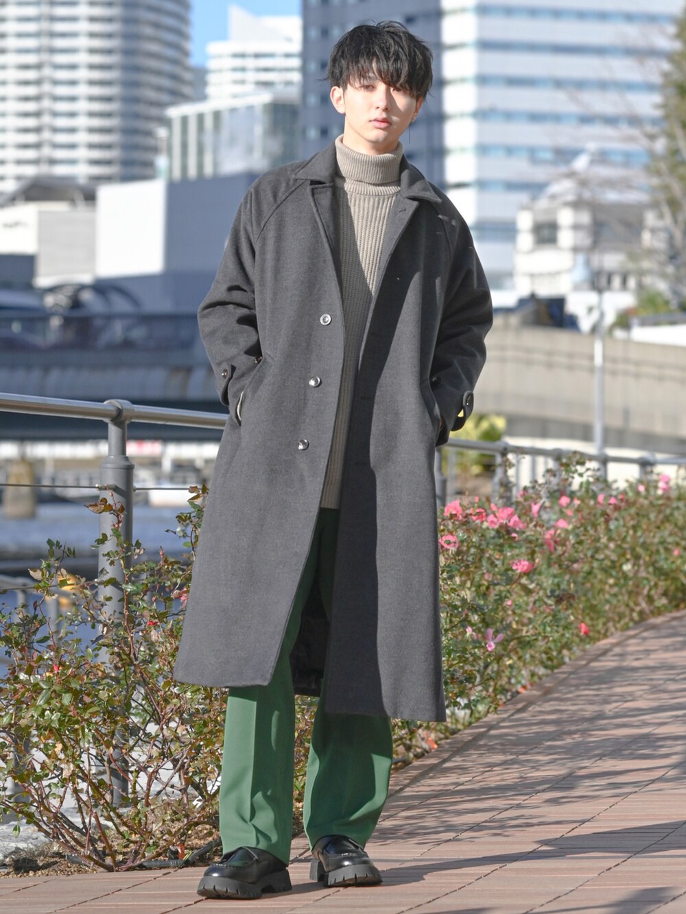 「カラーパンツ、カラーニット、タートルネック、フレアパンツ、ロングコート、プチプラ、プチプラコーデ、厚底シューズ、ローファー、革靴、大学生、WEGO、私の推しブランド、マイベストコーデ2021、グリーン」｜「nowmの【nowm】MELTON BAL COLLAR LONG COAT / バルカラーコート（ステンカラーコート、グレー系）」を使った、まささん（メンズ・178cm）の冬コーディネートの2枚目の写真