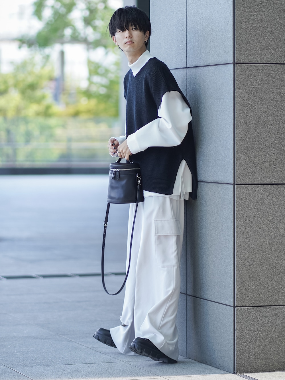 「レイヤードスタイル、モノトーン、モノトーンコーデ、ミニバッグ、カーゴパンツ、ワイドパンツ、バニティバッグ、モックネック、秋コーデ、秋服準備はじめました、休日スタイル、シンプルスタイル、お出かけコーデ、きれいめカジュアル、ニットベスト」｜「ETELIOの畦編みサイドスリットVネックニットベスト（ベスト、ブラック系）」を使った、まささん（メンズ・178cm）の夏コーディネートの2枚目の写真