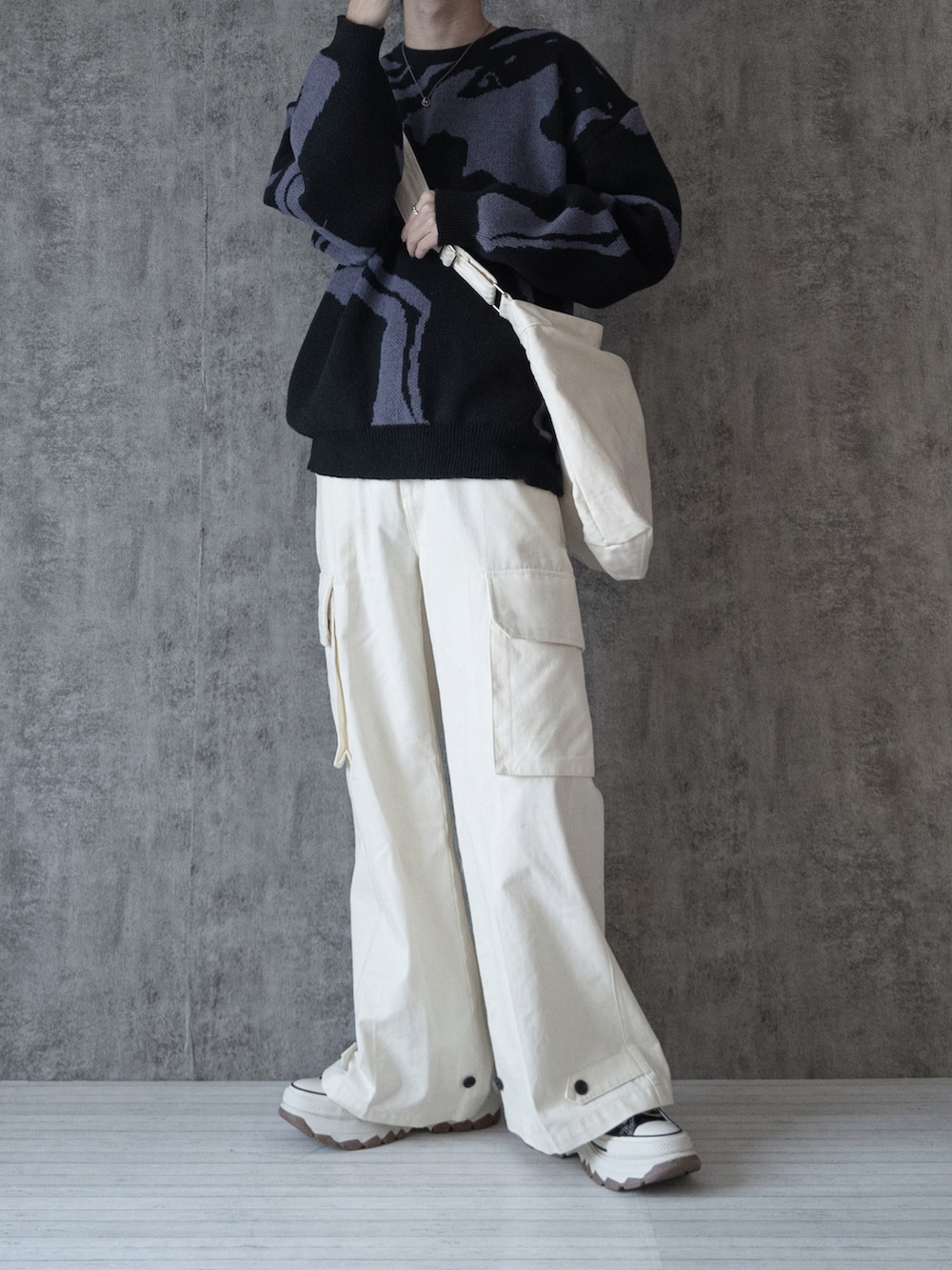 「ニット、柄ニット、シンプルコーデ、ビッグシルエット、カーゴパンツ、白パンツ、厚底シューズ、厚底スニーカー、スニーカー、ショルダーバッグ、秋冬コーデ、ハロウィン、ワイドパンツ、ゆるコーデ、大学生」｜「NILWAYのアソート総柄クルーネックジャガードニット（ニット/セーター、ブラック系）」を使った、まささん（メンズ・178cm）の秋コーディネートの2枚目の写真