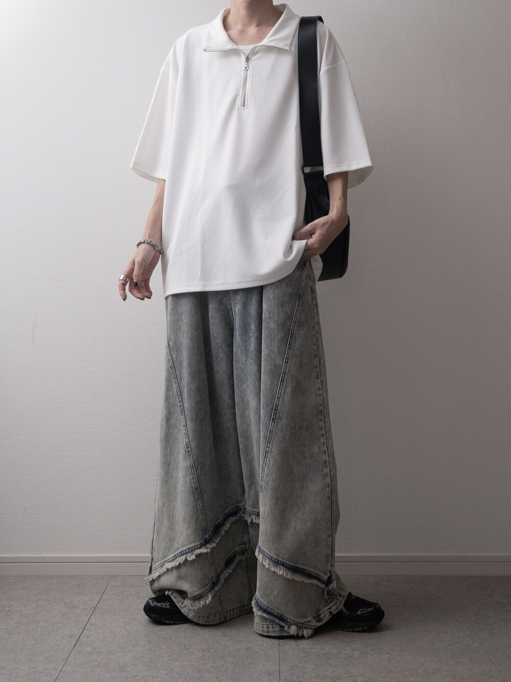 ホワイト系のTシャツ/カットソー、ブルー系のデニムパンツ、ブラック系のショルダーバッグを着用したメンズの夏コーディネートの2枚目の写真