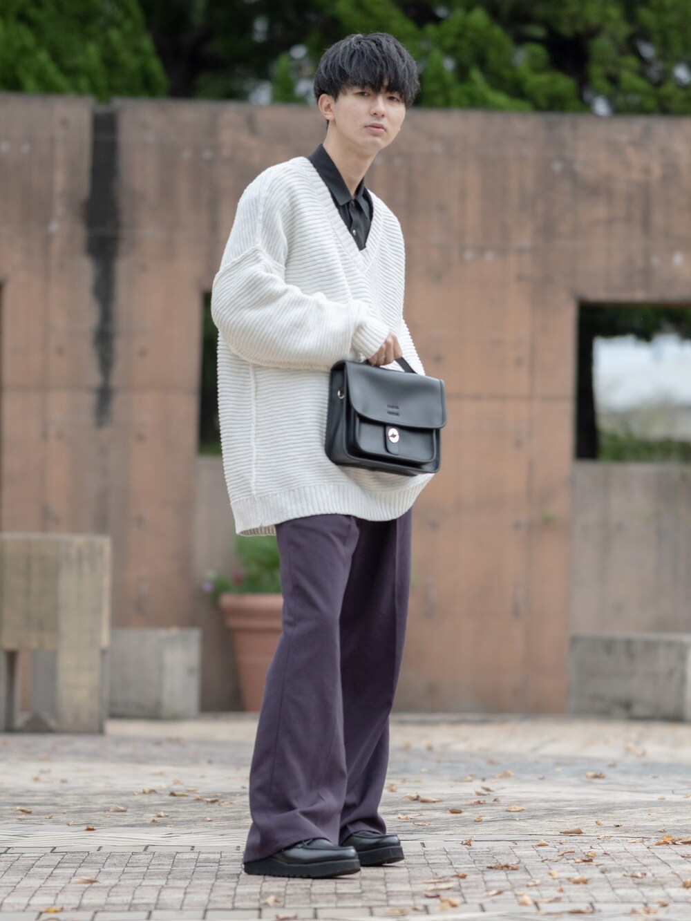 「WEARハロウィン2022、カラーパンツ、パープル、レイヤードスタイル、フレアパンツ、ワイドパンツ、大学生、ミニバッグ、厚底シューズ、秋コーデ、休日スタイル、休日コーデ、RAGEBLUE、HARE、ニット」｜「RAGEBLUEのスラブVネック/ビッグニット/262840（ニット/セーター、ホワイト系）」を使った、まささん（メンズ・178cm）の秋コーディネートの2枚目の写真