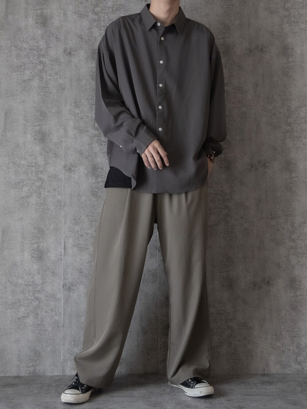 「シャツスタイル、長袖シャツ、きれいめカジュアル、converse、RAGEBLUE、ワイドパンツ、ゆるコーデ、大学生、リラックススタイル、休日スタイル、休日コーデ、秋コーデ、秋服準備はじめました、秋先取りコーデ、ビッグシルエット」｜「RAGEBLUEのラグイージークリーンシャツ（シャツ/ブラウス、グレー系）」を使った、まささん（メンズ・178cm）の夏コーディネートの3枚目の写真