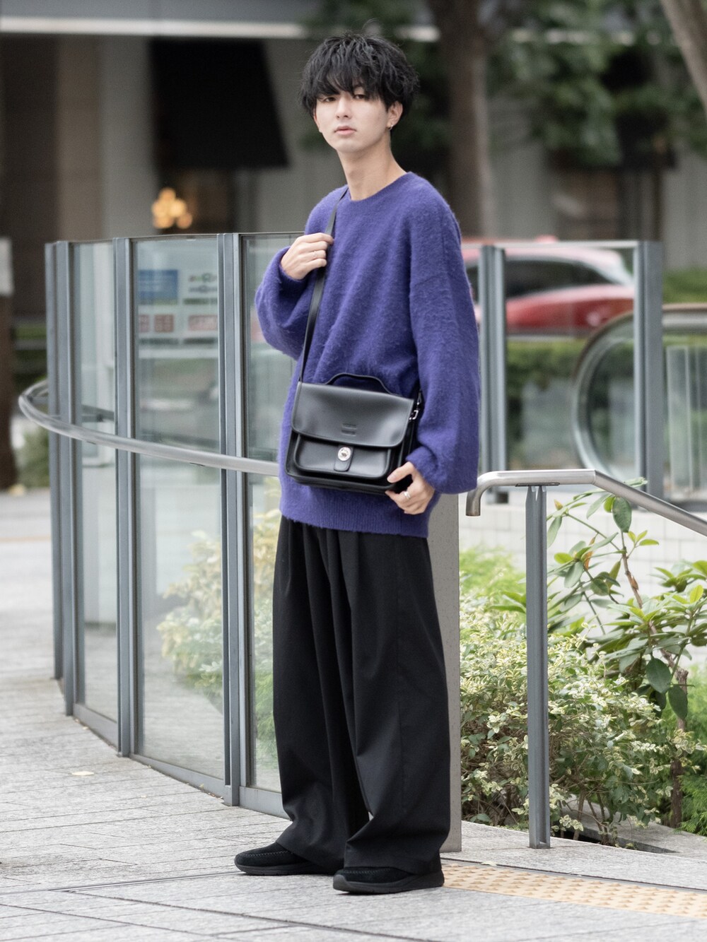「ニット、休日スタイル、厚底シューズ、秋コーデ、ワイドパンツ、ゆるコーデ、ビッグシルエット、ショルダーバッグ、ミニバッグ、ADAMASTE、パープル、大学生、プチプラ、シンプルコーデ、オーバーサイズ」｜「ADAMASTEのソフトタッチオーバーサイズクルーネックニット（ニット/セーター、パープル系）」を使った、まささん（メンズ・178cm）の秋コーディネートの2枚目の写真