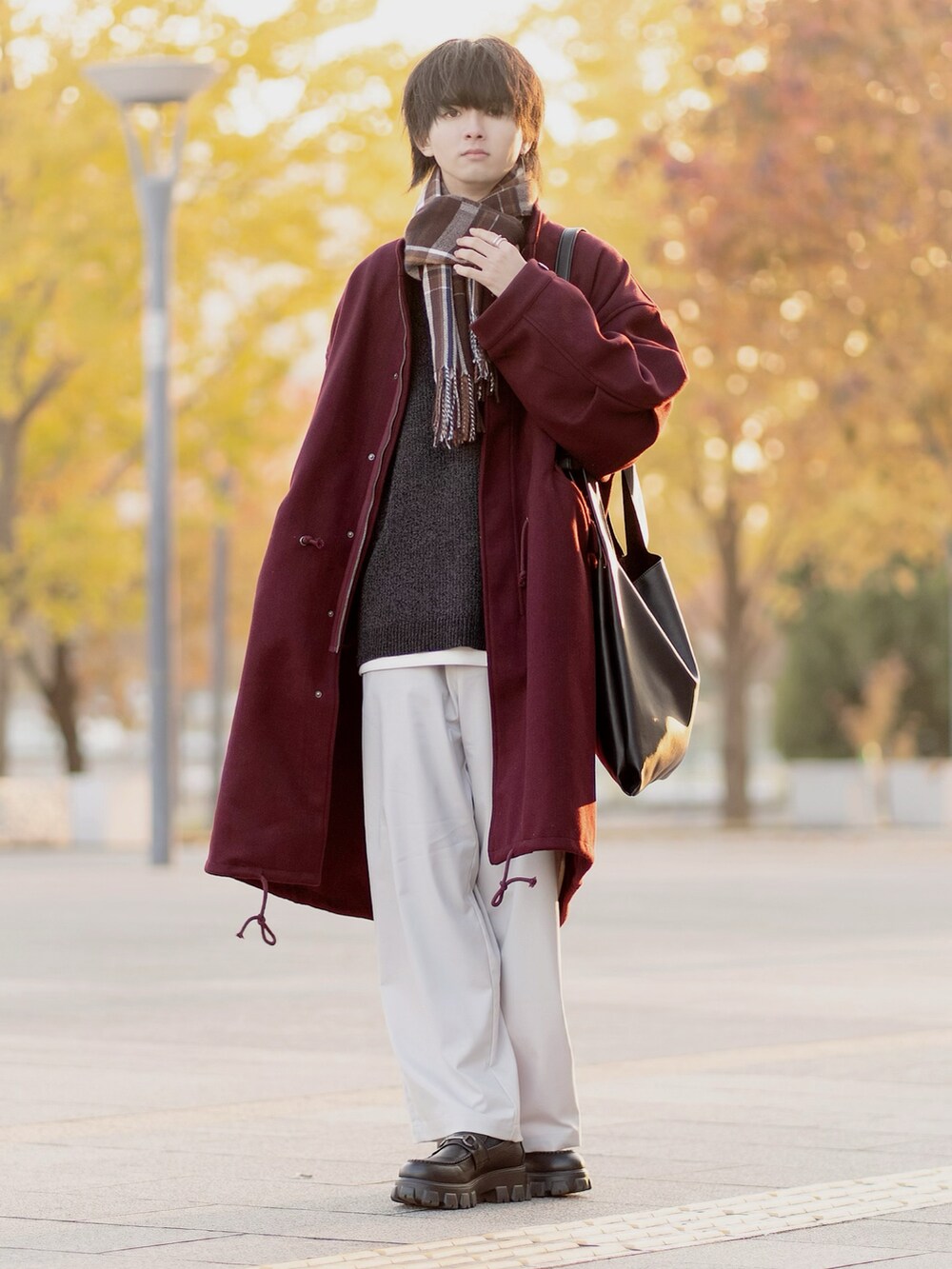 「冬コーデ、マイベストコーデ2023、クリスマスに着たい服、冬アウター、ETELIO、モッズコート、ショルダーバッグ、トートバッグ、白パンツ、マフラーぐるぐる、きれいめカジュアル、ローファー、ロングコート、プチプラ、プチプラコーデ」｜「ETELIOのビッグシルエットメルトンM-65ロングモッズコート（モッズコート、レッド系）」を使った、まささん（メンズ・178cm）の冬コーディネートの3枚目の写真