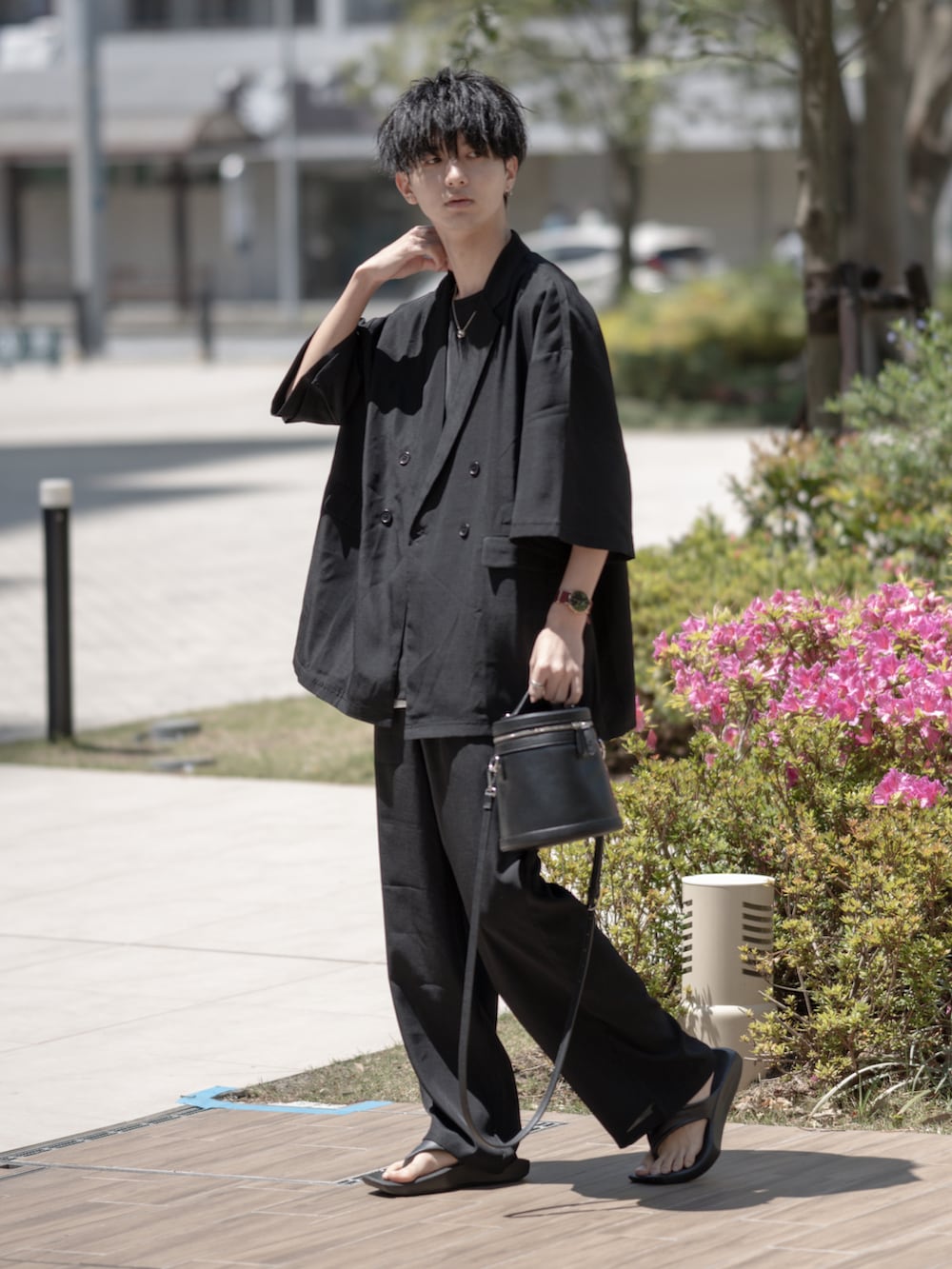 「WEARyouthコーデ、初夏コーデ、休日スタイル、セットアップ、セットアップスタイル、オールブラック、ワントーンコーデ、ミニバッグ、ショルダーバッグ、バニティバッグ、サンダル、ワイドパンツ、シンプルスタイル、ビッグシルエット、レイヤードスタイル」｜「ETELIOの【セットアップ】リネンライクダブルテーラードシャツ+ワイドイージパンツ（セットアップ、ブラック系）」を使った、まささん（メンズ・178cm）の夏コーディネートの2枚目の写真