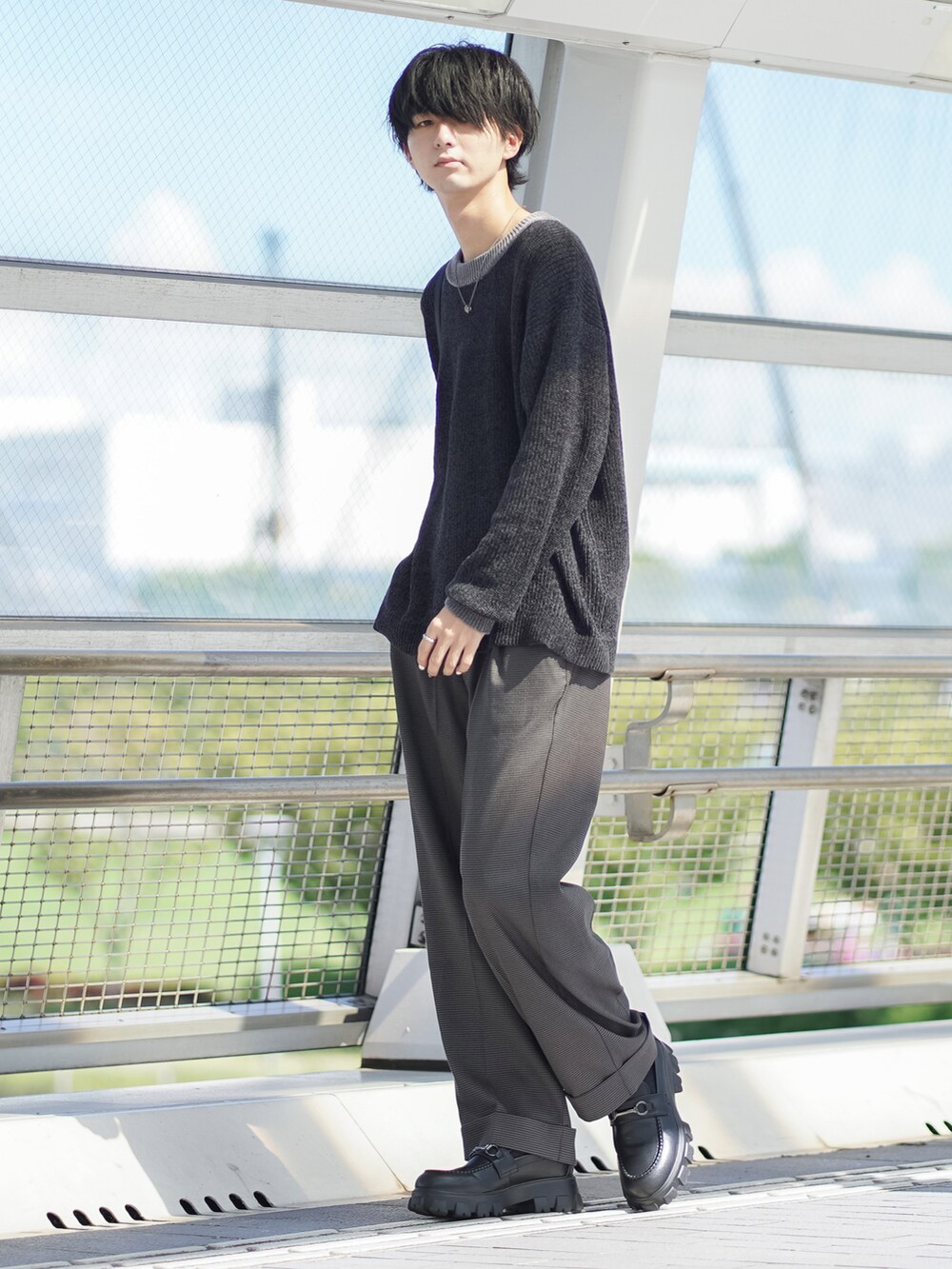 「秋服まるっと大公開、モールニット、ニット、モノトーン、モノトーンコーデ、ショルダーバッグ、秋コーデ、秋服準備はじめました、ビッグシルエット、スラックス、ローファー、きれいめカジュアル、ETELIO、シンプルコーデ、休日スタイル」｜「ETELIOのルーズシルエットモールヤーンクルーネックニット（ニット/セーター、ブラック系）」を使った、まささん（メンズ・178cm）の秋コーディネートの2枚目の写真