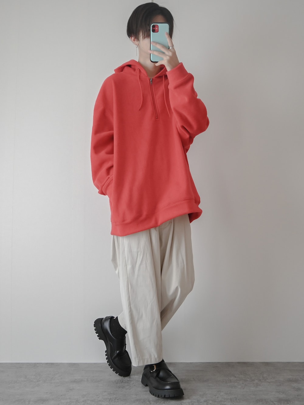 「ハーフジップ、紅白コーデ、ワイドパンツ、白パンツ、プチプラ、プチプラコーデ、ローファー、革靴、厚底シューズ、ビッグシルエット、オーバーサイズ、大学生、休日スタイル、休日コーデ、ゆるコーデ」｜「Perushuのオーバーサイズフリースパーカー（パーカー、レッド系）」を使った、まささん（メンズ・178cm）の冬コーディネートの2枚目の写真