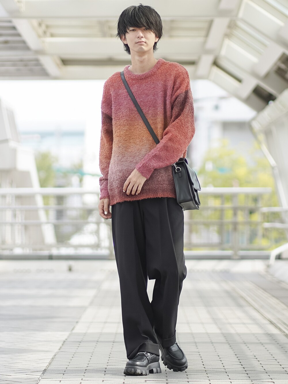 「秋服まるっと大公開」｜「ETELIOのセンタープレスロールアップスラックス（スラックス、ブラック系）」を使った、まささん（メンズ・178cm）の秋コーディネートの2枚目の写真