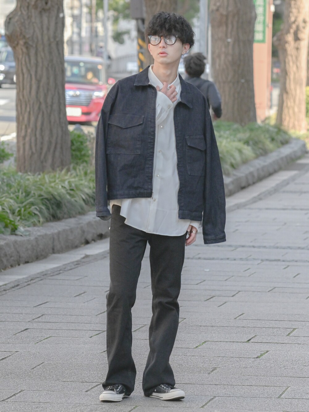「春服みてみて、デニム、デニムパンツ、デニムジャケット、フレアパンツ、シャツスタイル、レイヤードスタイル、大学生、春アウター、コンバース、休日スタイル、韓国ファッション、メガネ男子、オーバーサイズ、ビッグシルエット」｜「EDWINの【ZOZO限定商品】 セットアップ　（デニムジャケット＋スキニーパンツ）（セットアップ、ブルー系）」を使った、まささん（メンズ・178cm）の春コーディネートの3枚目の写真