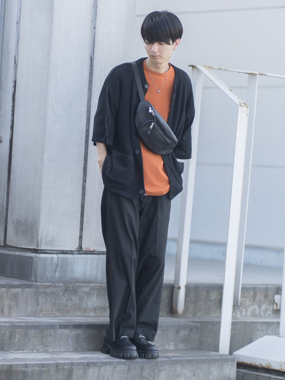 「フレアパンツ、ワイドパンツ、スラックス、シンプルコーデ、オレンジ、夏コーデ、ボディバッグ、カーディガン、大学生、ローファー、厚底シューズ、プチプラ、きれいめカジュアル、レイヤードスタイル、休日スタイル」｜「ETELIOのビッグシルエット鹿の子編み5分袖サマーカーディガン（カーディガン/ボレロ、ブラック系）」を使った、まささん（メンズ・178cm）の夏コーディネートの2枚目の写真