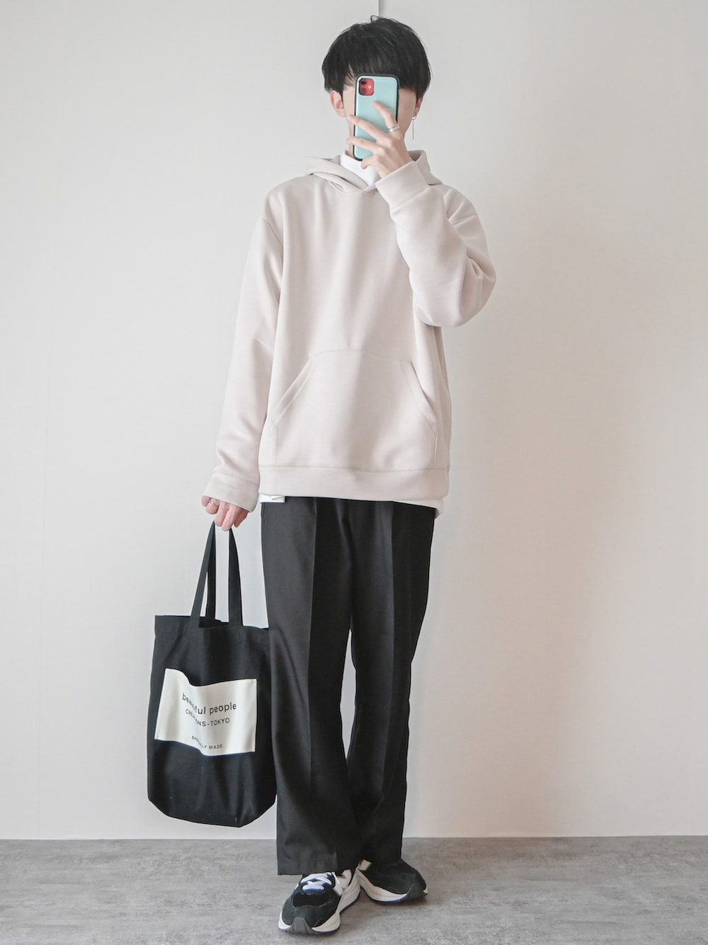 「ビックシルエット、オーバーサイズ、ワイドパンツ、パーカー、レイヤードスタイル、タートルネック、GU、トートバッグ、大学生、スニーカーコーデ、休日スタイル、休日コーデ、モノトーン、シンプルコーデ、プチプラ」｜「GUのアイテム（Tシャツ/カットソー、ホワイト系）」を使った、まささん（メンズ・178cm）の冬コーディネートの2枚目の写真