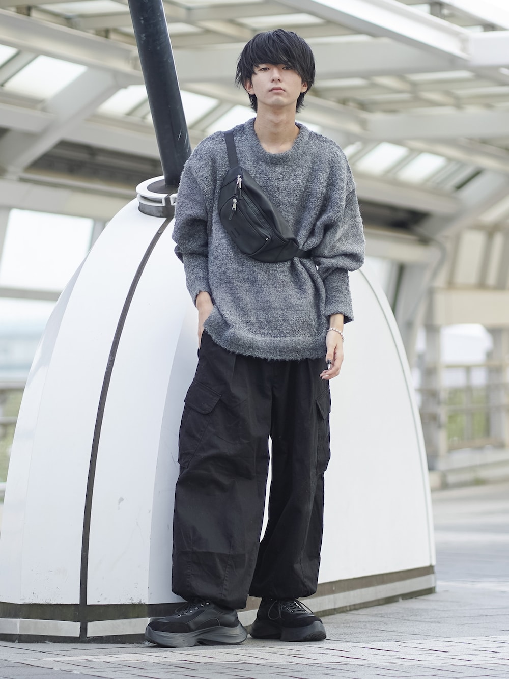 ブラック系のカーゴパンツ、ブラック系のスニーカー、ブラック系のボディバッグ/ウエストポーチを着用したメンズの秋コーディネートの2枚目の写真