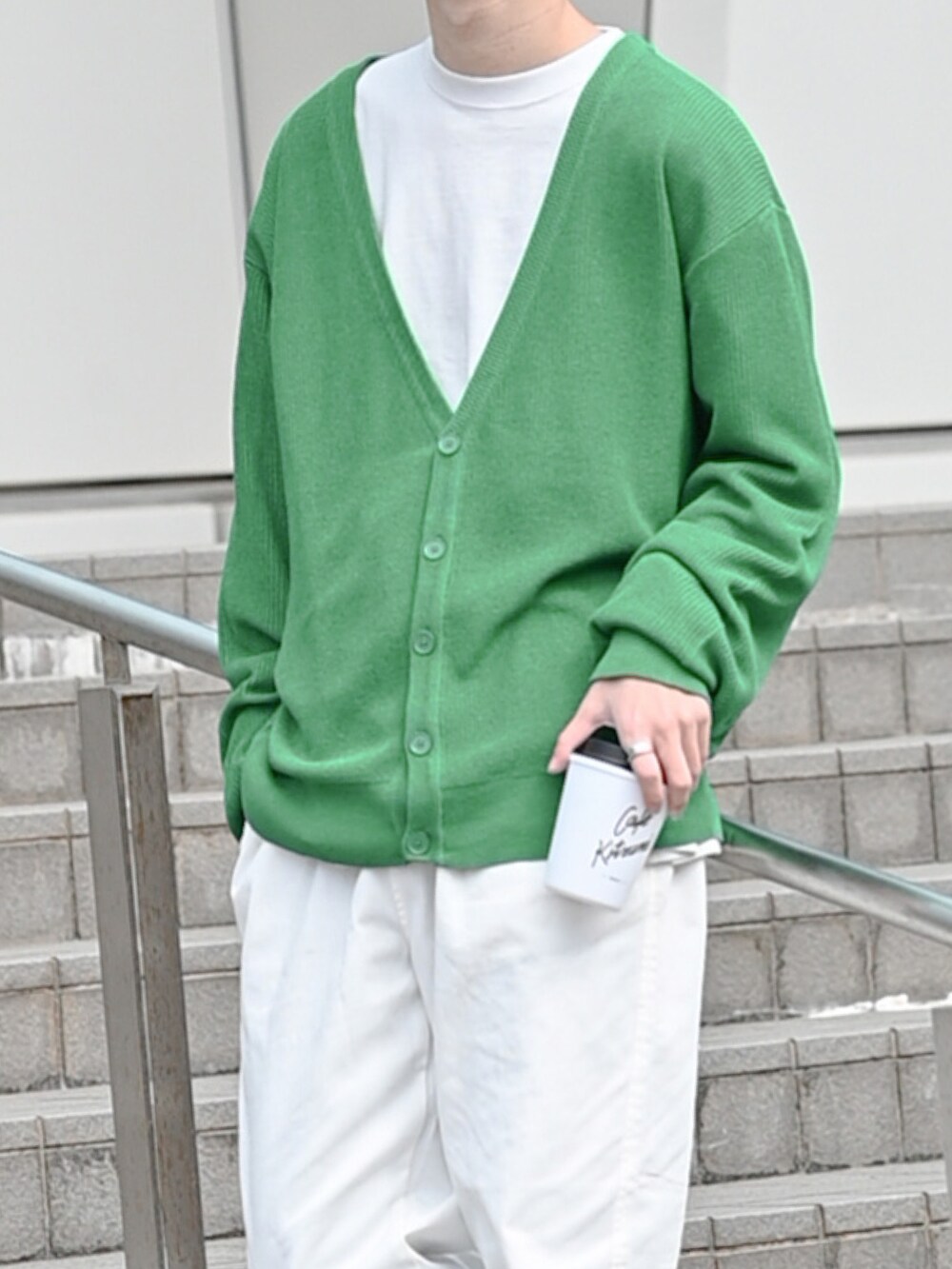 「グリーン、WEGO、プチプラ、プチプラコーデ、カーディガン、白パンツ、ワイドパンツ、シェフパンツ、大学生、ビッグシルエット、ローファー、革靴、レイヤードスタイル、オーバーサイズ、春コーデ」｜「WEGOのWEGO/リネンライクカーディガン（カーディガン/ボレロ、グリーン系）」を使った、まささん（メンズ・178cm）の春コーディネートの2枚目の写真