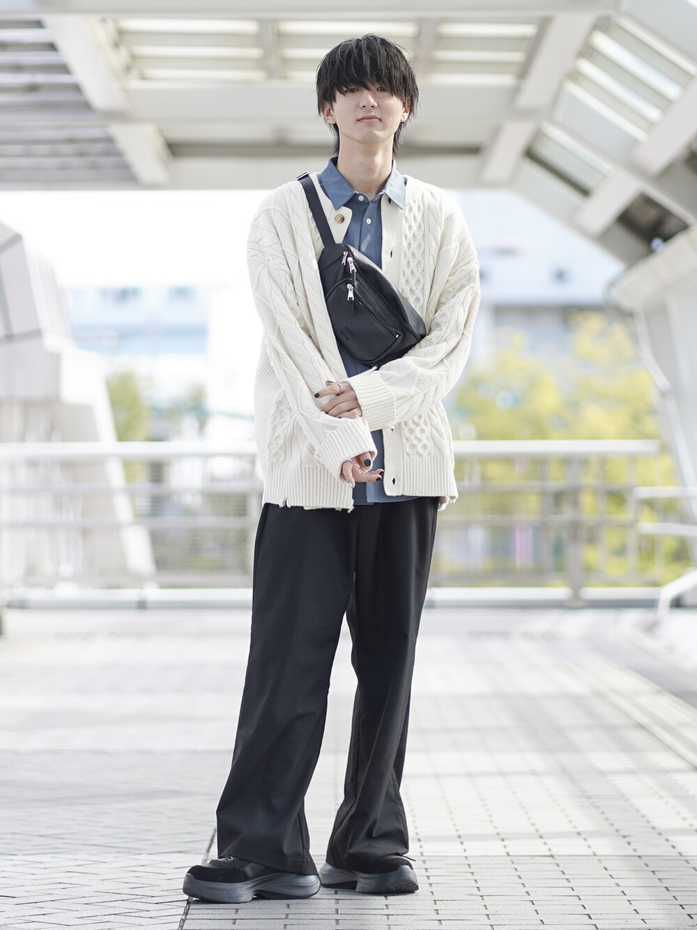 ホワイト系のカーディガン/ボレロ、ブラック系のボディバッグ/ウエストポーチ、ブラック系のスラックスを着用したメンズの秋コーディネートの2枚目の写真