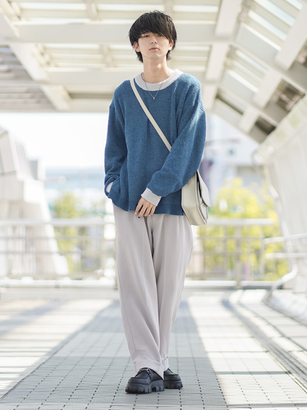 「秋服まるっと大公開、モールニット、ロールアップ、スラックス、ローファー、配色ニット、ショルダーバッグ、スクエアバッグ、秋服準備はじめました、秋コーデ、厚底シューズ、休日スタイル、ワイドパンツ、シンプルコーデ、ETELIO」｜「ETELIOのルーズシルエットモールヤーンクルーネックニット（ニット/セーター、ブルー系）」を使った、まささん（メンズ・178cm）の秋コーディネートの3枚目の写真