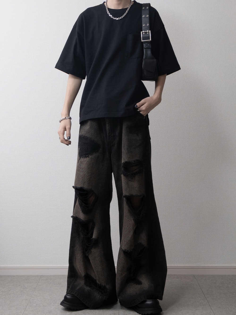「短丈トップス、半袖Ｔシャツ、夏だ！Tシャツ着よう！、モノトーン、モノトーンコーデ、ローファー、厚底シューズ、ショルダーバッグ、ビッグシルエット、ワイドパンツ」｜「HAREのダメージデニムパンツ(HARE)（デニムパンツ、ブラック系）」を使った、まささん（メンズ・178cm）の夏コーディネートの2枚目の写真