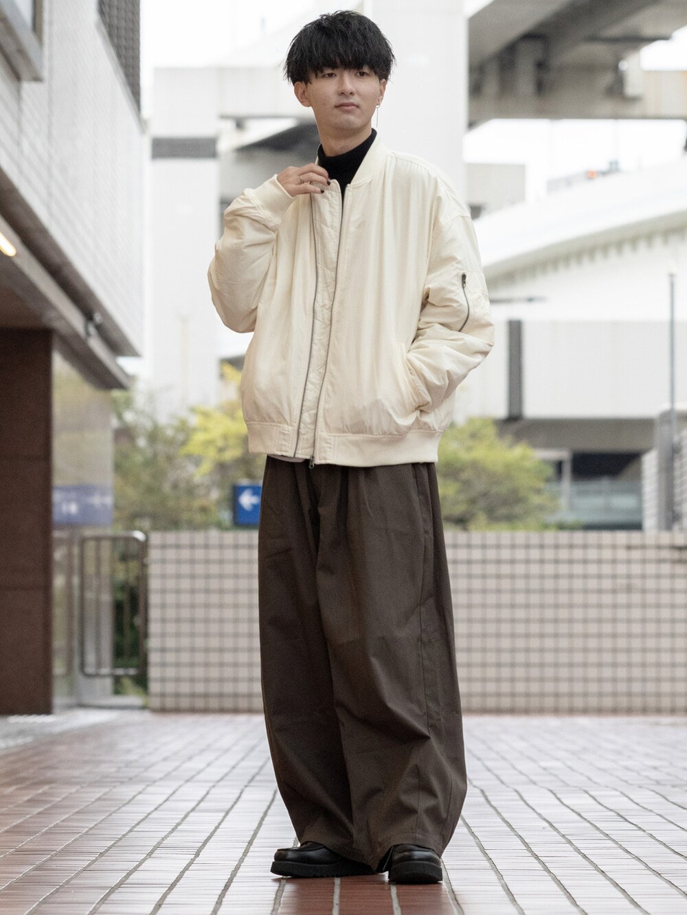 「秋コーデ、ビッグシルエット、オーバーサイズ、ワイドパンツ、ブラウン、チノパン、厚底シューズ、ローファー、MA-1、タートルネック、レイヤードスタイル、休日スタイル、大学生、ゆるコーデ、きれいめカジュアル」｜「GLOSTERの【GLOSTER/グロスター】MA-1 FLIGHT JACKET フライトジャケット ミリタリー（ブルゾン、ホワイト系）」を使った、まささん（メンズ・178cm）の秋コーディネートの3枚目の写真