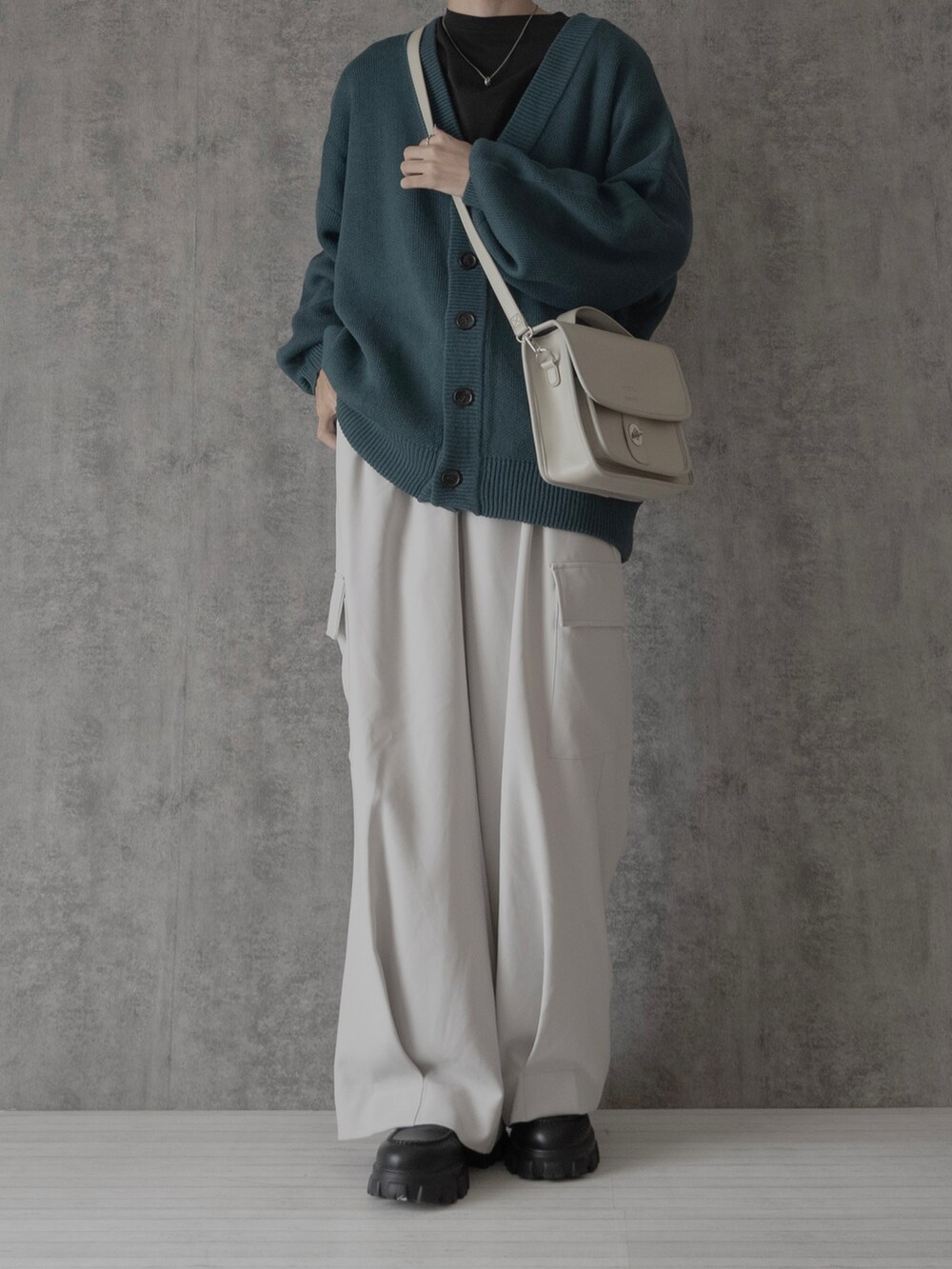 「カーディガン、ビッグシルエット、ゆるコーデ、カーゴパンツ、厚底シューズ、ローファー、秋コーデ、WEARyouthコーデ、秋服準備はじめました、ショルダーバッグ、ワイドパンツ、シンプルコーデ、オーバーサイズ、休日コーデ、休日スタイル」｜「Loose/ルースのボリュームスリーブオーバーニットカーディガン（カーディガン/ボレロ、グリーン系）」を使った、まささん（メンズ・178cm）の秋コーディネートの2枚目の写真