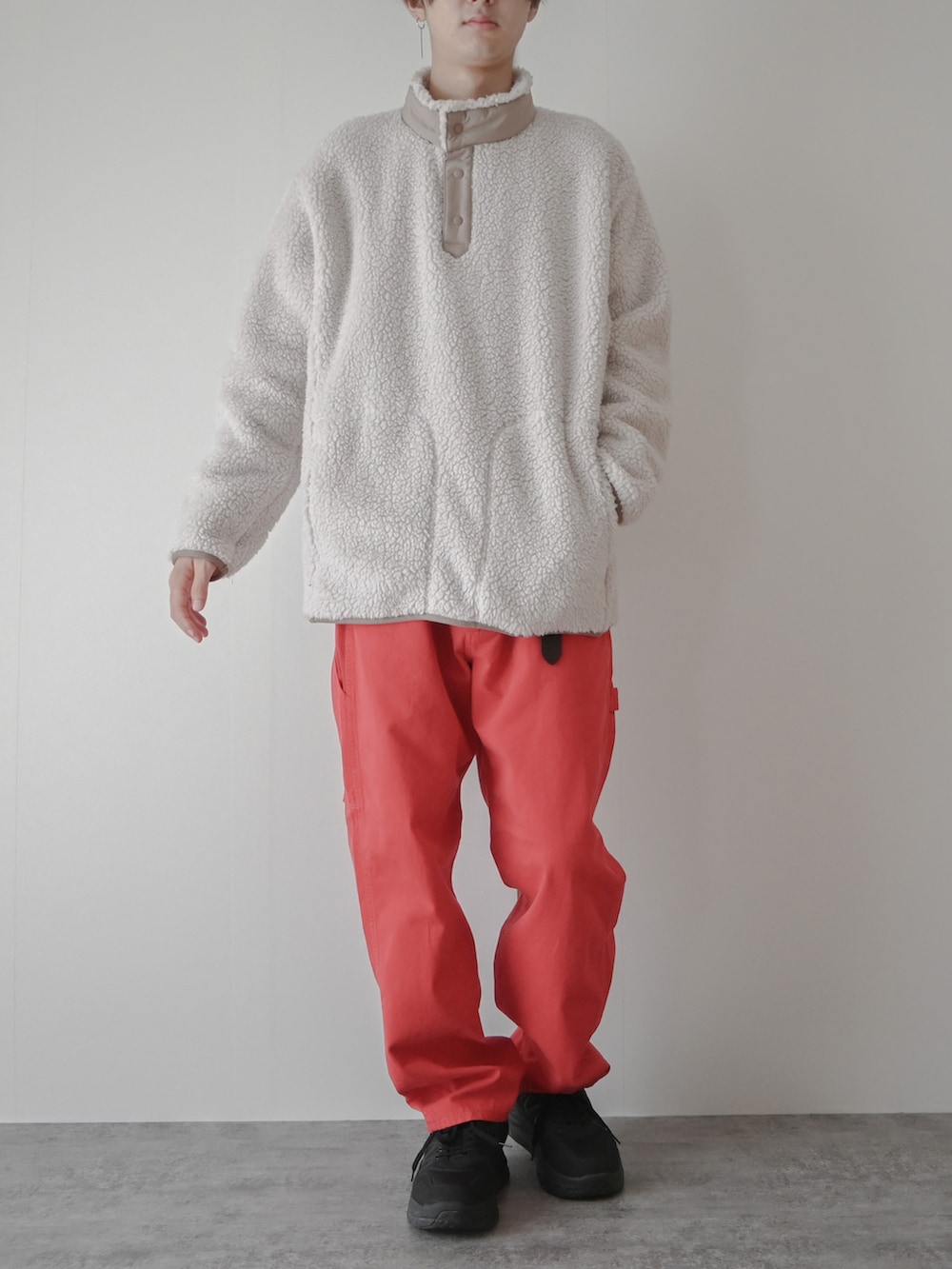 「未来のWEARISTAプロジェクト、カラーパンツ、UNIQLO、プチプラ、プチプラコーデ、ワイドパンツ、ペインターパンツ、EDWIN、厚底シューズ、厚底スニーカー、休日スタイル、休日コーデ、大学生、クリスマス」｜「UNIQLOのフリースオーバーサイズプルオーバー（ジャケット/アウター、ホワイト系）」を使った、まささん（メンズ・178cm）の冬コーディネートの2枚目の写真