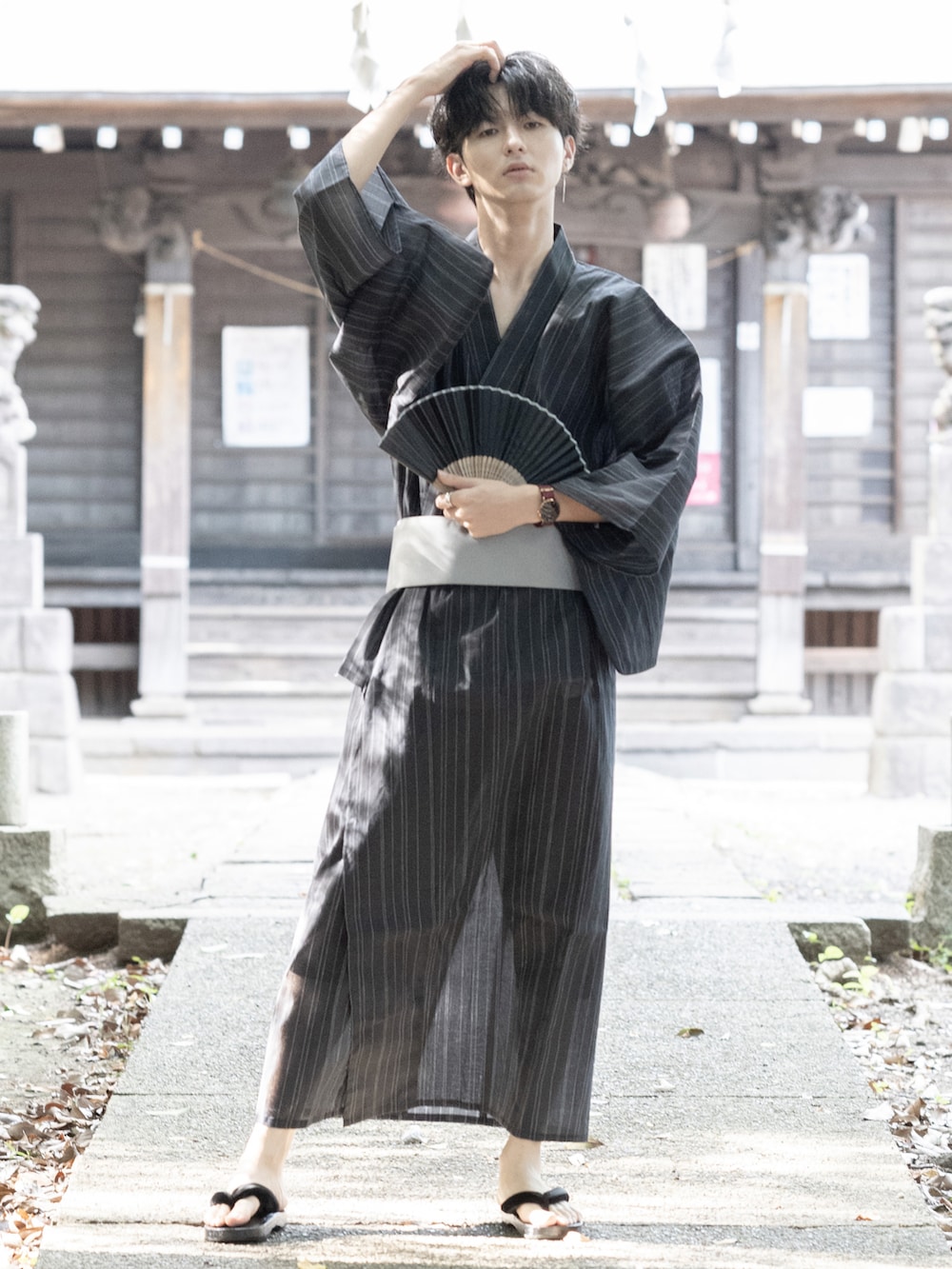 「夏映え浴衣コーデ、浴衣、浴衣男子、神社、扇子、夏コーデ、大学生、プチプラ、プチプラコーデ」｜「Craft Nicholsonの【 4点セット 】浴衣（ 浴衣 ＋ 帯 ＋ 下駄 ＋ 扇子 ）（浴衣、ブラック系）」を使った、まささん（メンズ・178cm）の夏コーディネートの5枚目の写真