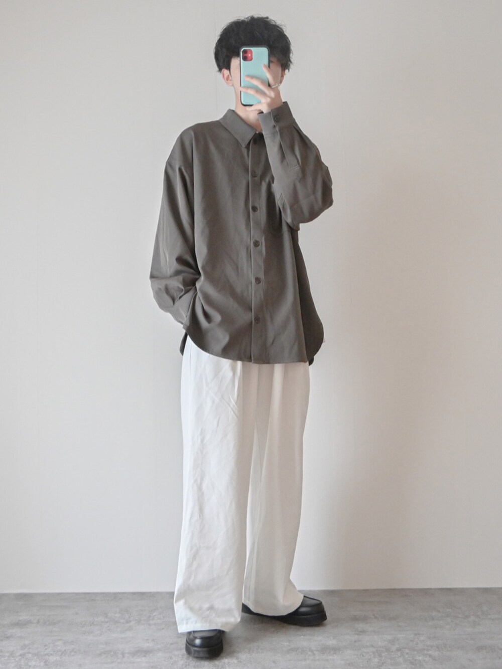 「ワイドパンツ、春服みてみて、白パンツ、ローファー、革靴、シャツスタイル、ブラウン、春コーデ、休日スタイル、オーバーサイズ、ビッグシルエット、大学生、プチプラコーデ、プチプラ、シンプルコーデ」｜「epnokのオーバーサイズシャツジャケット（シャツ/ブラウス、グレー系）」を使った、まささん（メンズ・178cm）の春コーディネートの2枚目の写真