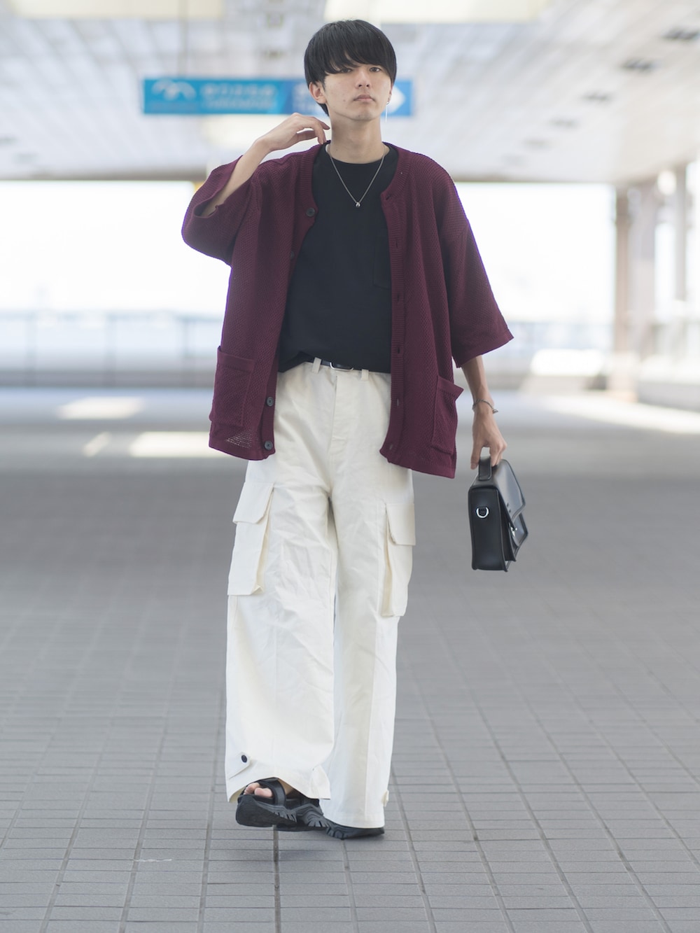 「レイヤードスタイル、ビッグシルエット、カーゴパンツ、ワイドパンツ、きれいめカジュアル、シンプルコーデ、大学生、タックイン、カーディガン、サマーニット、ミニバッグ、休日スタイル、お出かけコーデ、休日コーデ、プチプラ」｜「ETELIOのビッグシルエット鹿の子編み5分袖サマーカーディガン（カーディガン/ボレロ、レッド系）」を使った、まささん（メンズ・178cm）の夏コーディネートの2枚目の写真