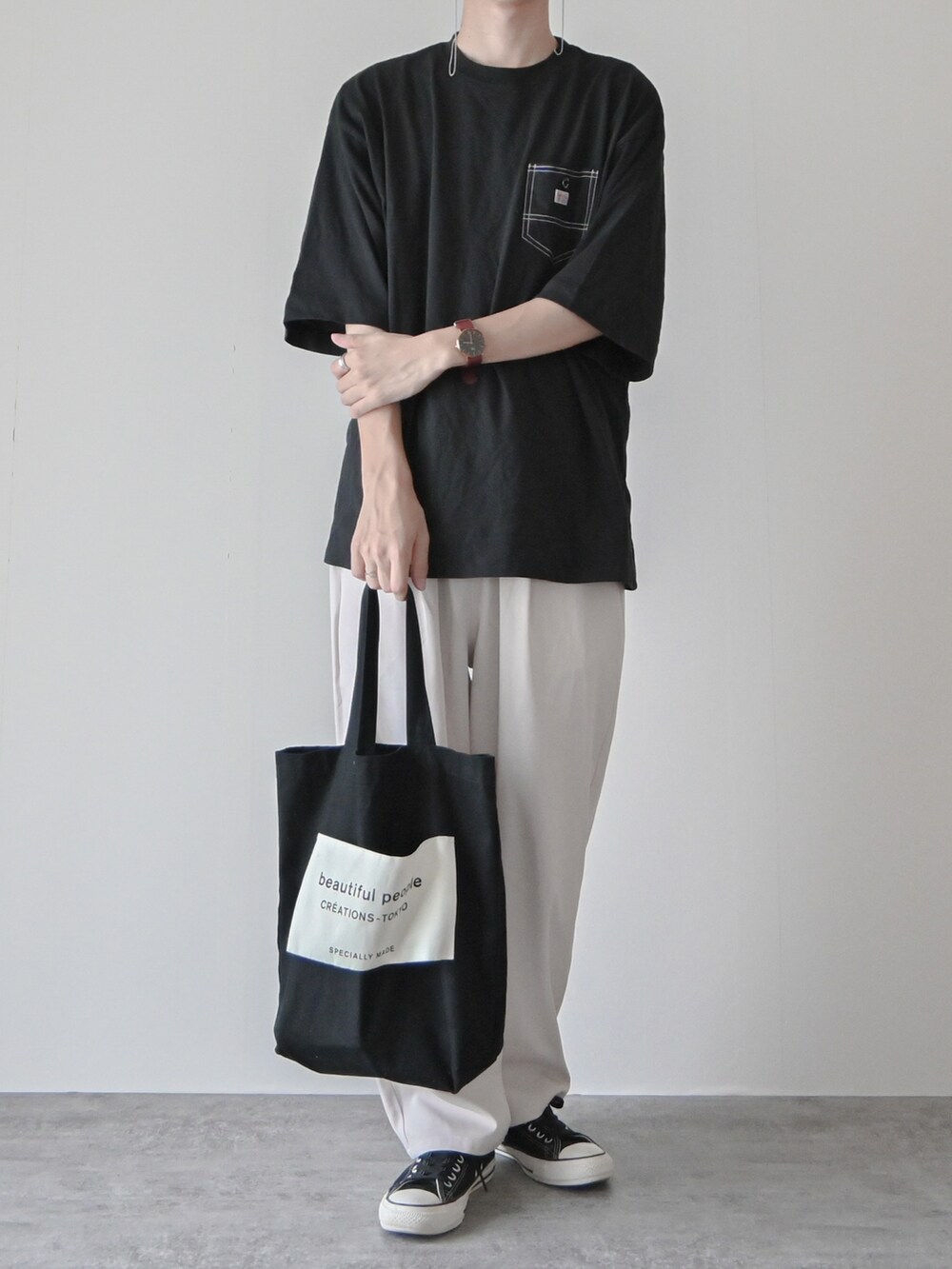 「モノトーン、モノトーンコーデ、白パンツ、コンバース、converse、ビックシルエット、ゆるコーデ、大学生、スニーカーコーデ、トートバッグ、きれいめカジュアル、シンプル、シンプルコーデ、プチプラ、プチプラコーデ」｜「SMITH'SのSMITH'S(スミス)別注ポケットTシャツ（Tシャツ/カットソー、ブラック系）」を使った、まささん（メンズ・178cm）の夏コーディネートの2枚目の写真