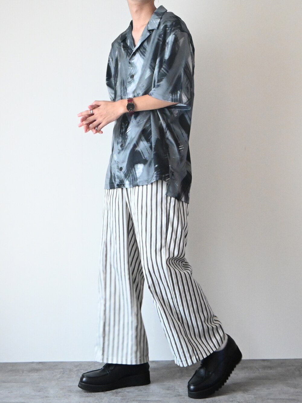 「柄シャツ、ストライプ、ストライプパンツ、休日スタイル、ローファー、厚底シューズ、オープンカラーシャツ、夏コーデ、大学生、開襟シャツ、ワイドパンツ、スラックス、バギーパンツ、CASPER JOHN、ビッグシルエット」｜「DOOPZのDrape open collar shirt / ドレープオープンカラーシャツ（シャツ/ブラウス、ホワイト系）」を使った、まささん（メンズ・178cm）の夏コーディネートの2枚目の写真