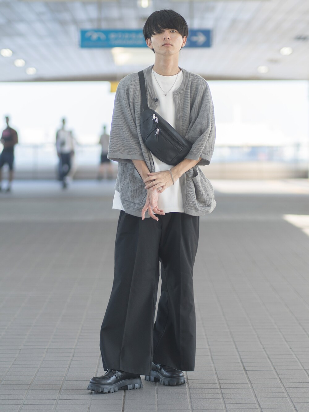 「みんなの白Tフェス、休日スタイル、夏コーデ、休日コーデ、WEARyouthコーデ、フレアパンツ、スラックス、ワイドパンツ、ボディバッグ、モノトーン、モノトーンコーデ、シンプルコーデ、カーディガン、厚底シューズ、ローファー」｜「ETELIOのビッグシルエット鹿の子編み5分袖サマーカーディガン（カーディガン/ボレロ、ブルー系）」を使った、まささん（メンズ・178cm）の夏コーディネートの4枚目の写真