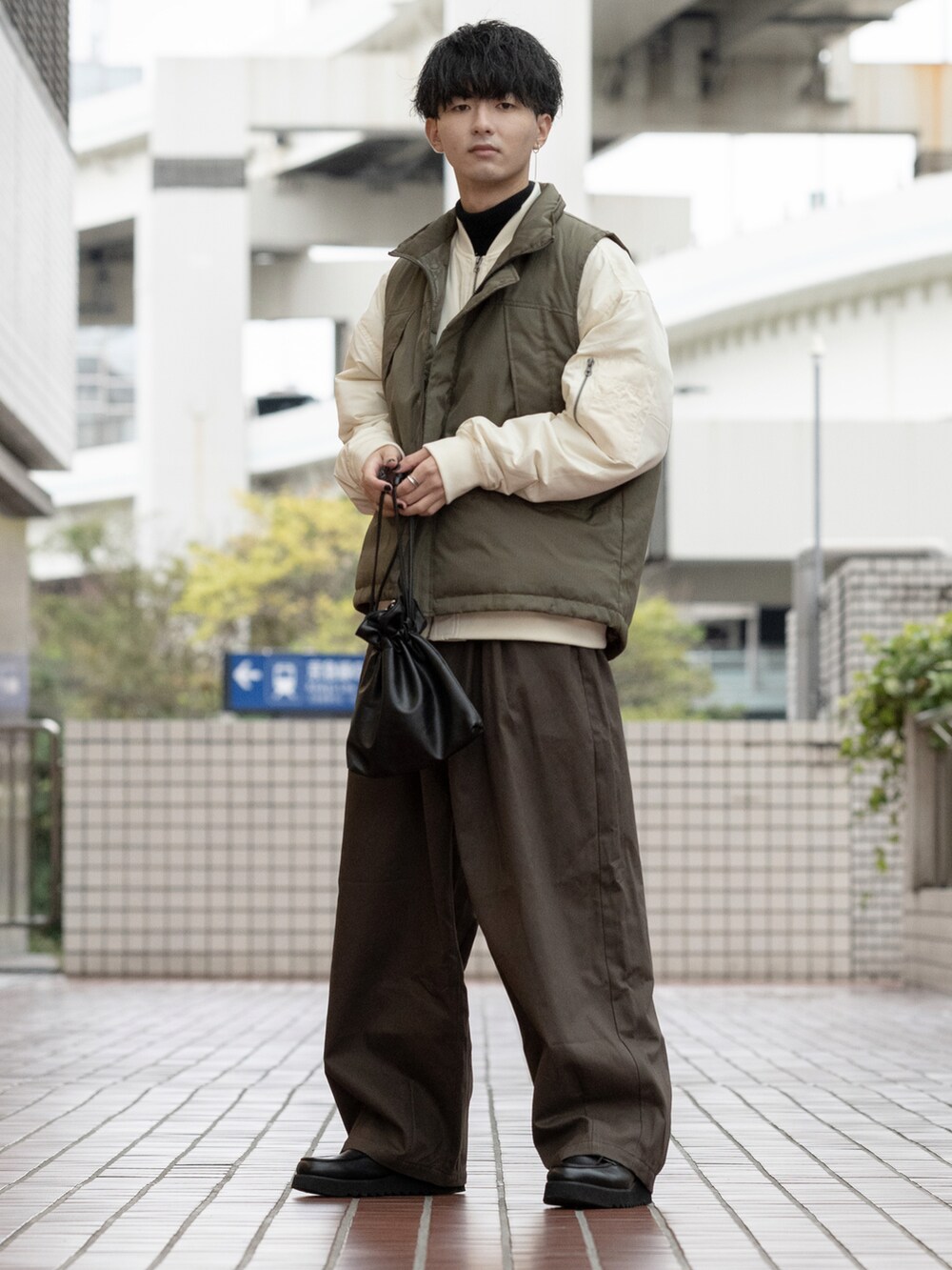 「WEARハロウィン2022、ブラウン、ワイドパンツ、チノパン、レイヤードスタイル、ビッグシルエット、オーバーサイズ、大学生、ベスト、MA-1、ミニバッグ、秋コーデ、休日スタイル、厚底シューズ、gloster」｜「GLOSTERの【GLOSTER/グロスター】MA-1 FLIGHT JACKET フライトジャケット ミリタリー（ブルゾン、ホワイト系）」を使った、まささん（メンズ・178cm）の秋コーディネートの2枚目の写真