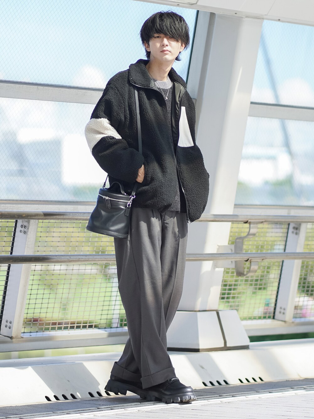 「ファッションを楽しもう、WEARyouthコーデ、ショルダーバッグ、ボア、ボアジャケット、スラックス、クリスマスに着たい服、モノトーン、モノトーンコーデ、ローファー、厚底シューズ、マイベストコーデ2023、ETELIO、ビッグシルエット、きれいめカジュアル」｜「ETELIOのルーズシルエットモールヤーンクルーネックニット（ニット/セーター、ブラック系）」を使った、まささん（メンズ・178cm）の秋コーディネートの2枚目の写真