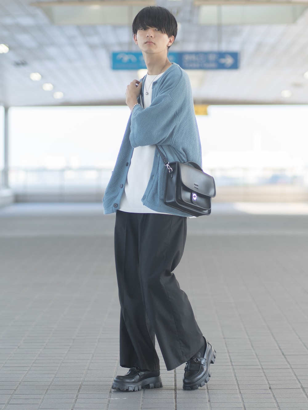 「みんなの白Tフェス、カーディガン、ショルダーバッグ、きれいめカジュアル、ワイドパンツ、フレアパンツ、厚底シューズ、ローファー、シンプルコーデ、シンプルスタイル」|「ETELIOのビッグシルエット鹿の子編み5分袖サマーカーディガン(カーディガン/ボレロ、ブルー系)」を使った、まささん(メンズ・178cm)の夏コーディネートの3枚目の写真
