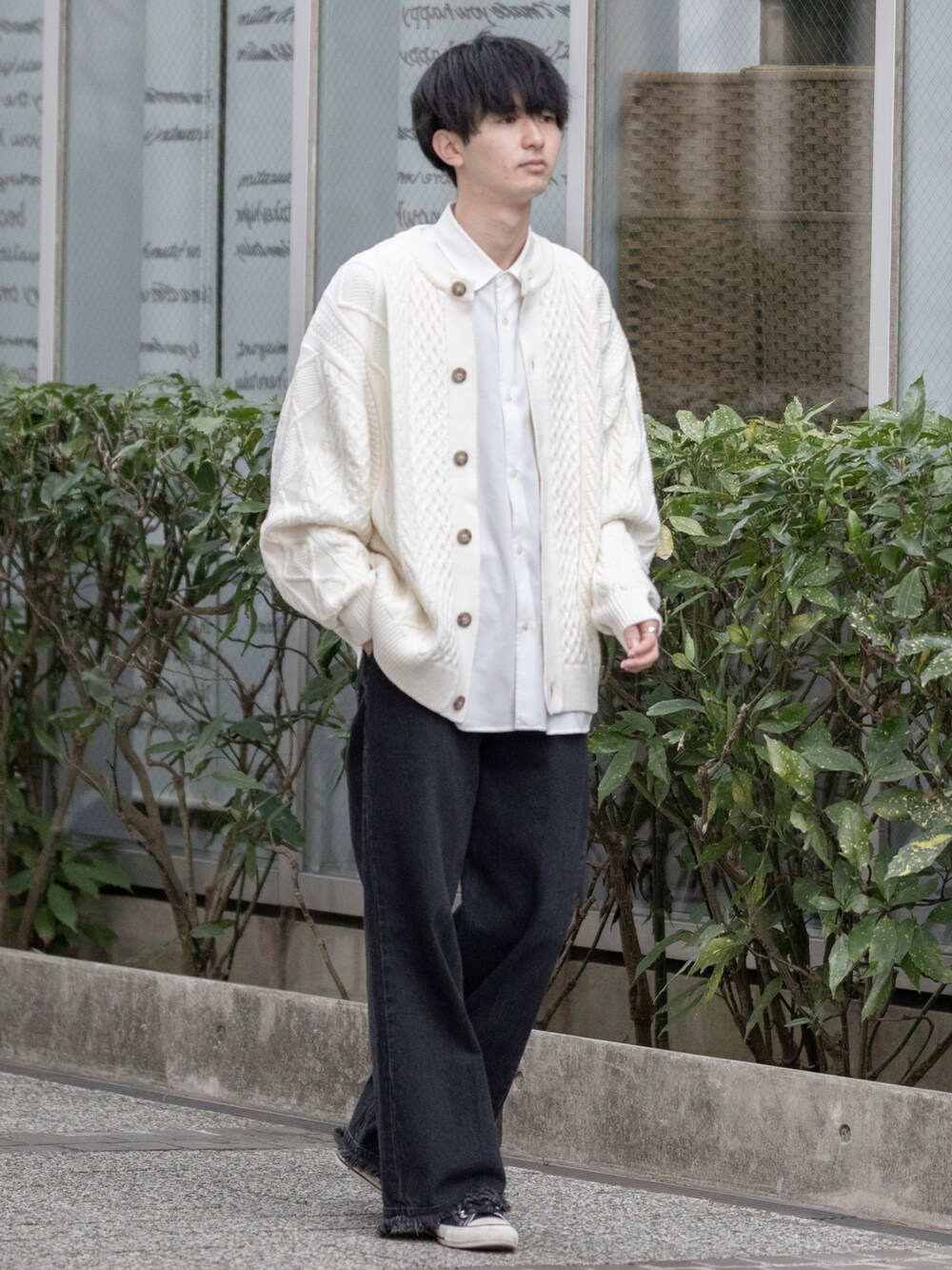 「フレアパンツ、デニムパンツ、デニム、フリンジ、フリンジデニム、converse、スニーカー、カーディガン、レイヤードスタイル、ビッグシルエット、GU、モノトーン、モノトーンコーデ、プチプラ、プチプラコーデ」｜「EDWINの【ZOZO限定】　Nocty×EDWINコラボ　フリンジワイドフレアパンツ（デニムパンツ、ブラック系）」を使った、まささん（メンズ・178cm）の冬コーディネートの2枚目の写真