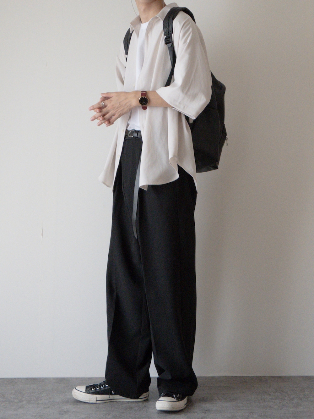 ホワイト系のシャツ/ブラウス、ブラック系のスラックス、ブラック系のスニーカーを着用したメンズの夏コーディネートの2枚目の写真