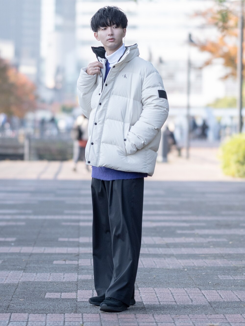 「未来のWEARISTAプロジェクト、ニット、ビッグシルエット、ゆるコーデ、Calvin Klein、ワイドパンツ、厚底シューズ、ダウンジャケット、ダウン、大学生」｜「Calvin Kleinのバッジオーバーサイズ ダウンジャケット（ダウンジャケット/コート、ホワイト系）」を使った、まささん（メンズ・178cm）の秋コーディネートの2枚目の写真