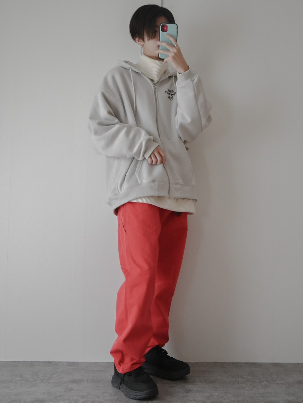 「カラーパンツ、クリスマスに着たい服、ビッグシルエット、フルジップパーカー、ストリートMIX、ストリート、厚底シューズ、厚底スニーカー、Junred、紅白コーデ、大学生、ワイドパンツ、ペインターパンツ、休日コーデ、タートルネック」｜「UNIITの【UNIIT/ユニット】カルゼニットフリースルーズタートルネックセーター（ニット/セーター、ホワイト系）」を使った、まささん（メンズ・178cm）の冬コーディネートの2枚目の写真
