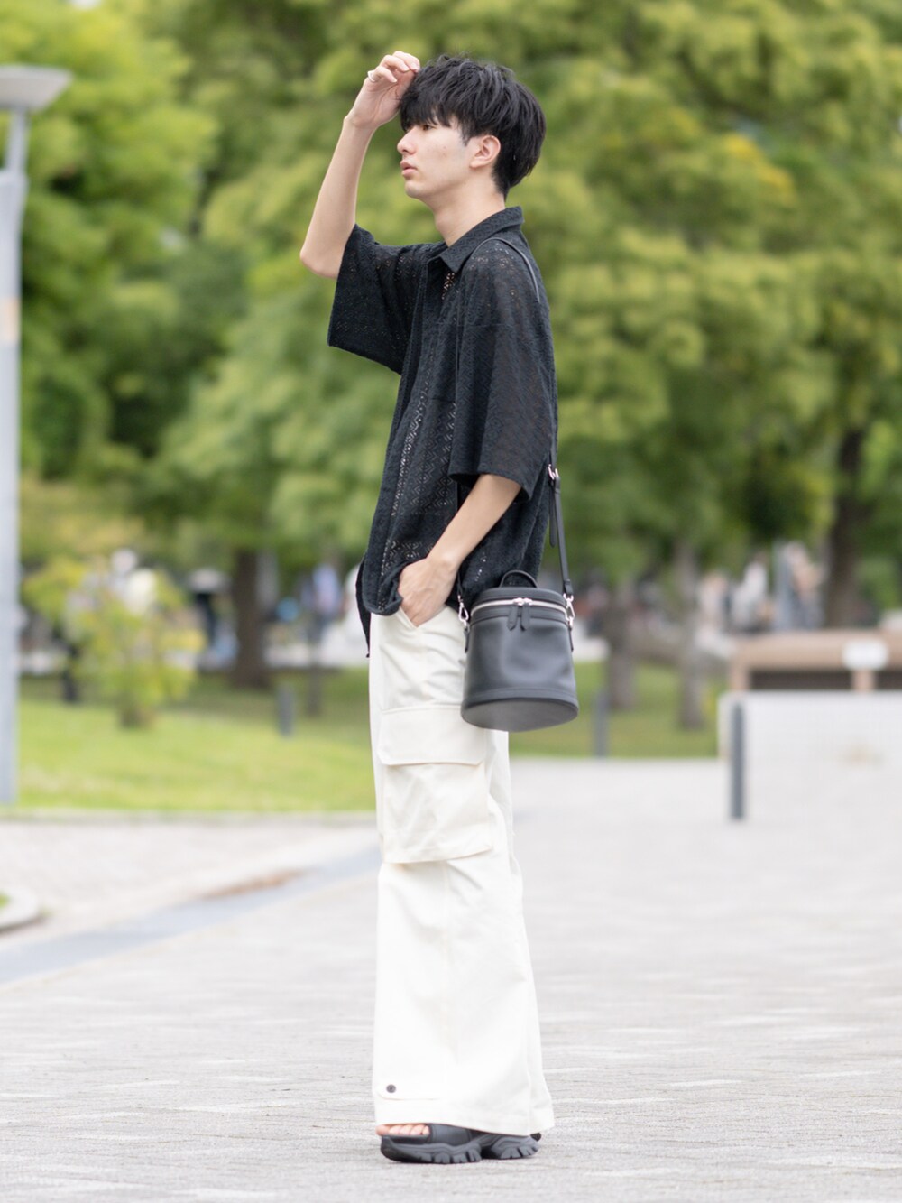 ブラック系のシャツ/ブラウス、ホワイト系のタンクトップ、ホワイト系のパンツを着用したメンズの夏コーディネートの4枚目の写真