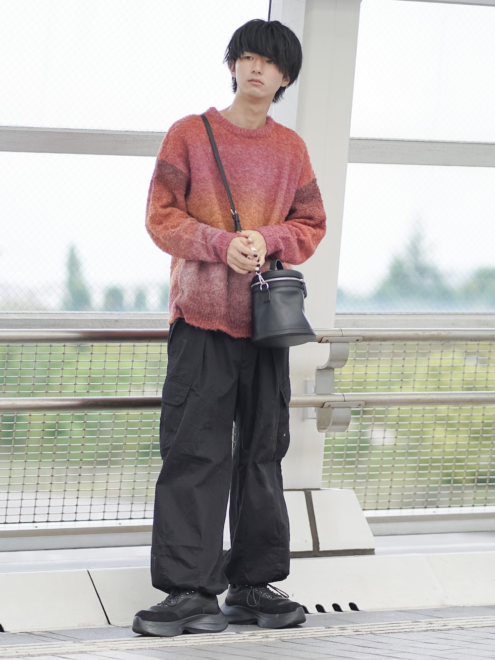 「秋服準備はじめました、ビッグシルエット、グラデーション、グラデーションニット、カーゴパンツ、ワイドパンツ、厚底シューズ、厚底スニーカー、ショルダーバッグ、オーバーサイズ、プチプラ、プチプラコーデ、大学生、ゆるコーデ、ニット」｜「RAGEBLUEの【まさコラボアイテム】フェイクレザー/2WAYバニティバッグ（ショルダーバッグ、ブラック系）」を使った、まささん（メンズ・178cm）の秋コーディネートの3枚目の写真