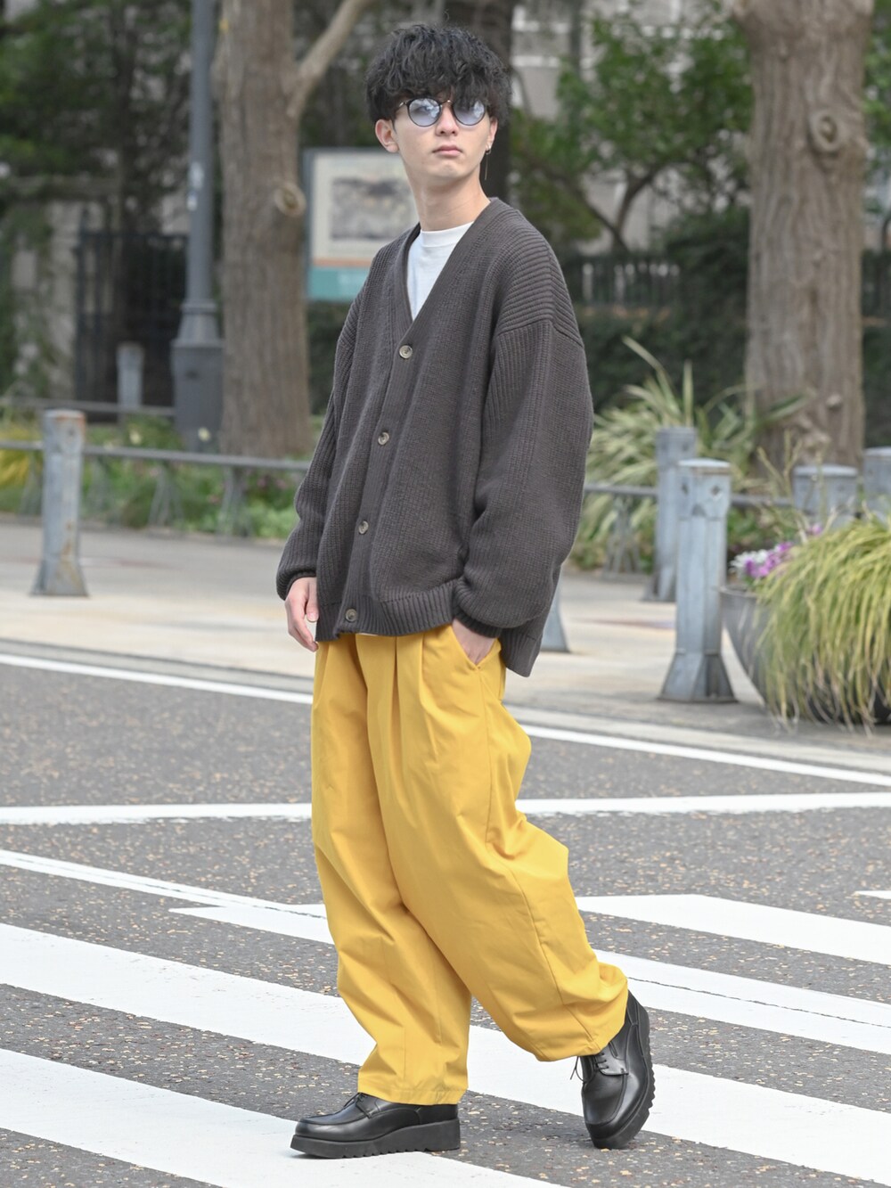 「カラーパンツ、サングラス、メガネ男子、バルーンパンツ、ワイドパンツ、大学生、チョコ色に染まれ、カーディガン、ロンT、オーバーサイズ、ビッグシルエット、ゆるコーデ、春服みてみて、ローファー、革靴」｜「ASTRONOMYの畔編みルーズシルエットカーディガン（カーディガン/ボレロ、グレー系）」を使った、まささん（メンズ・178cm）の春コーディネートの2枚目の写真